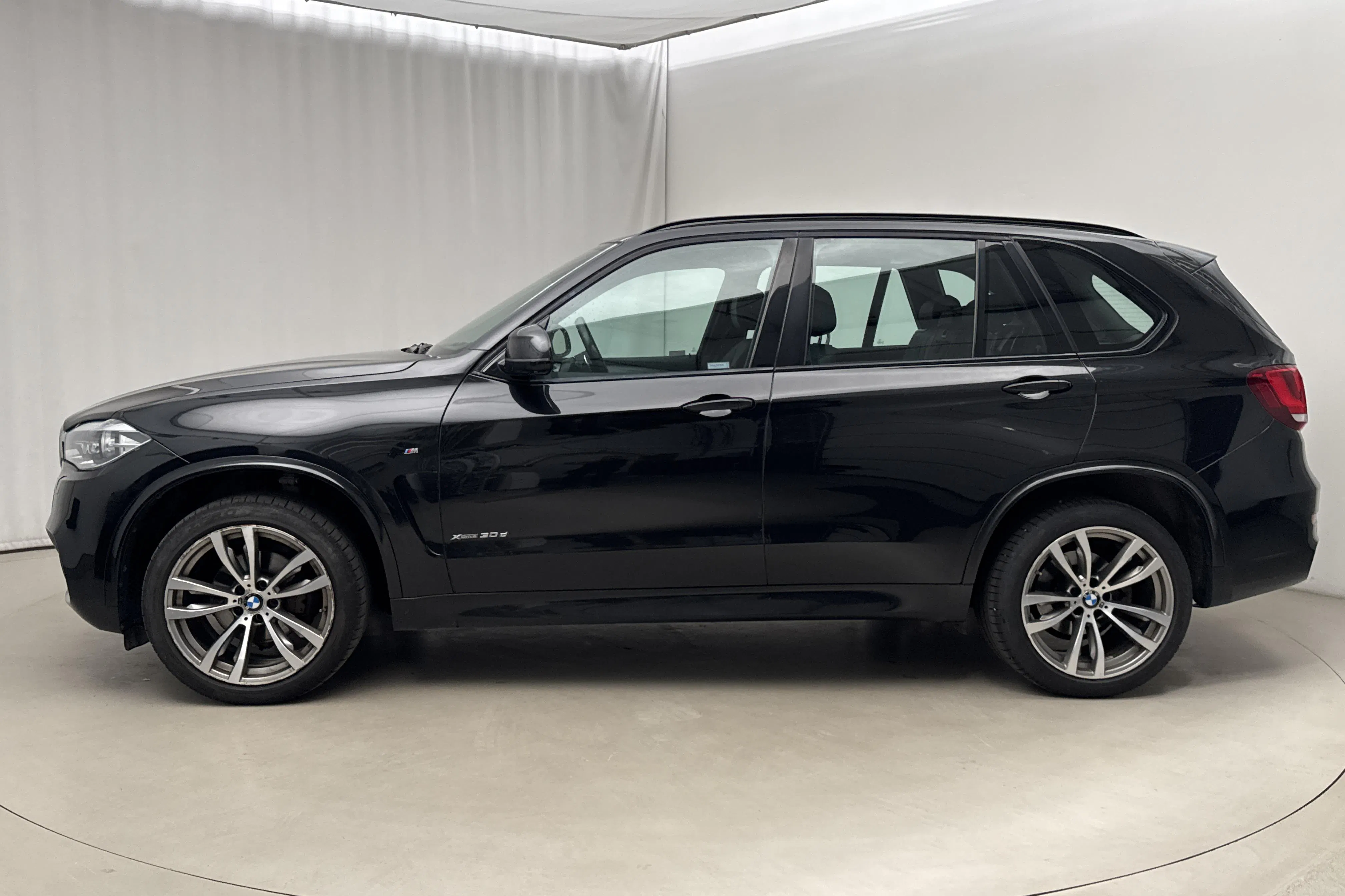 Presentationsfoto 2 av 16: BMW X5 xDrive30d, F15 (258hk) - 18 218 mil - Automat - svart - 2016