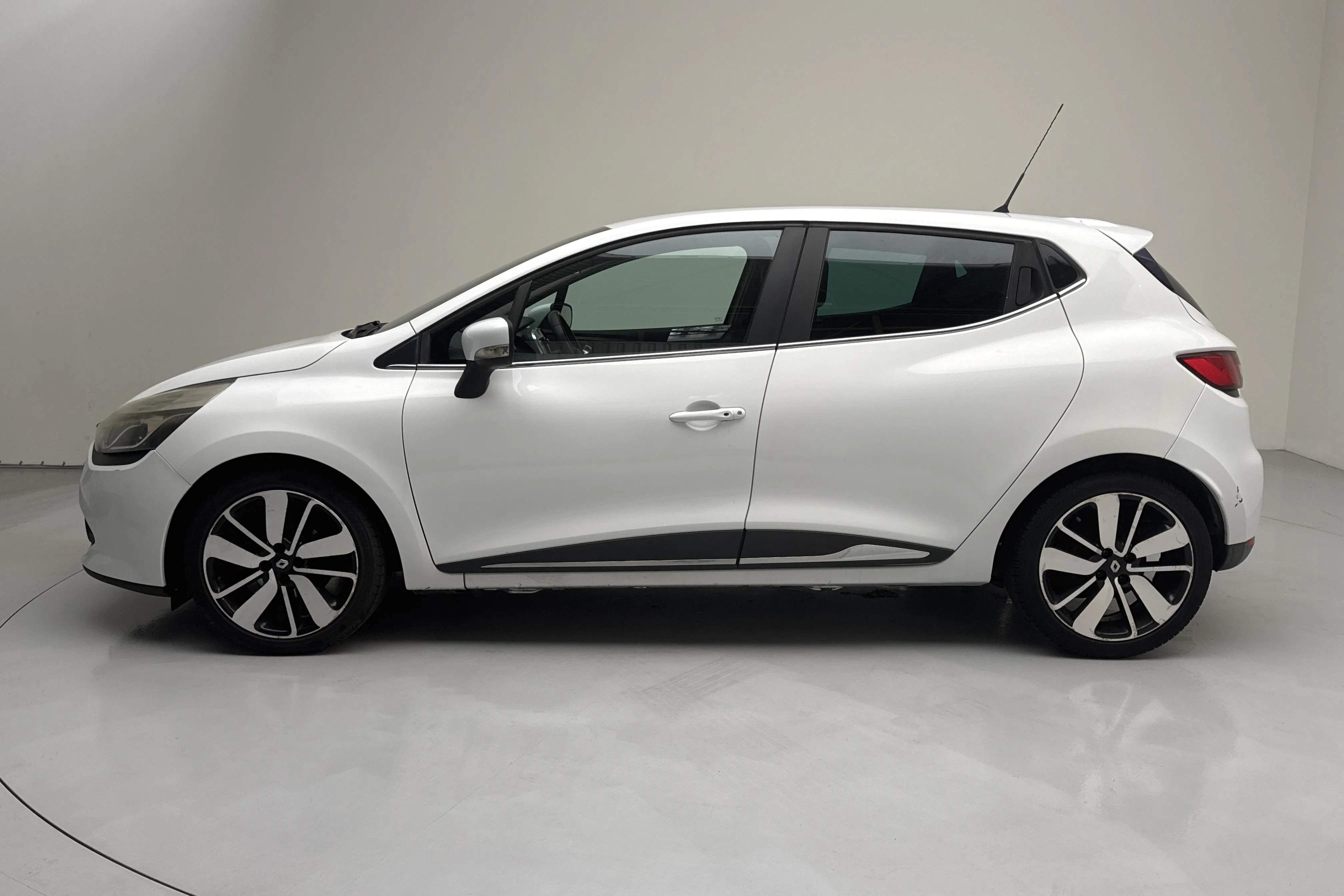 Presentation photo 2 of 12: Renault Clio IV 0.9 TCe 90 5dr (90hk) - 183 610 km - Manual - white - 2015