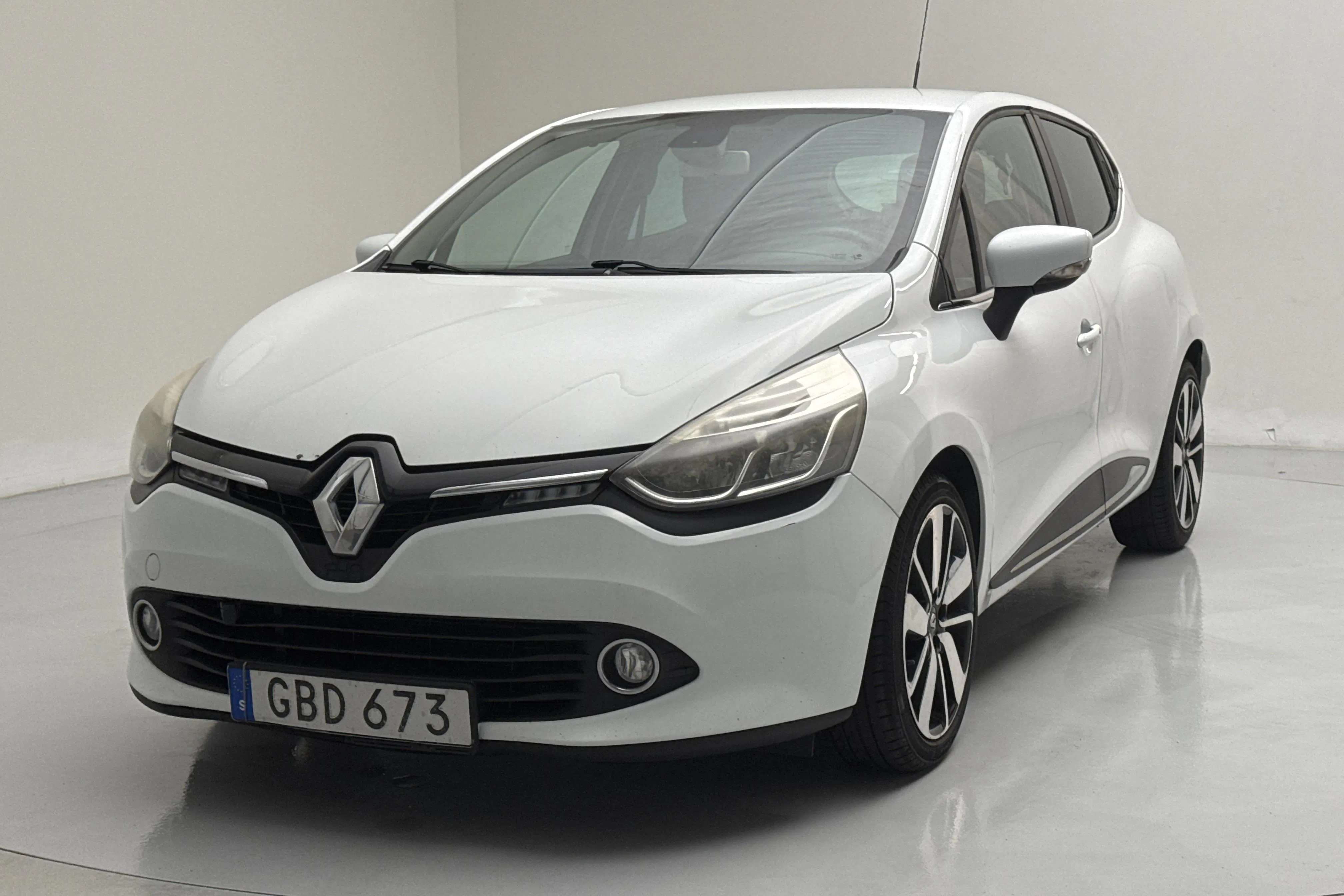 Presentation photo 1 of 12: Renault Clio IV 0.9 TCe 90 5dr (90hk) - 183 610 km - Manual - white - 2015