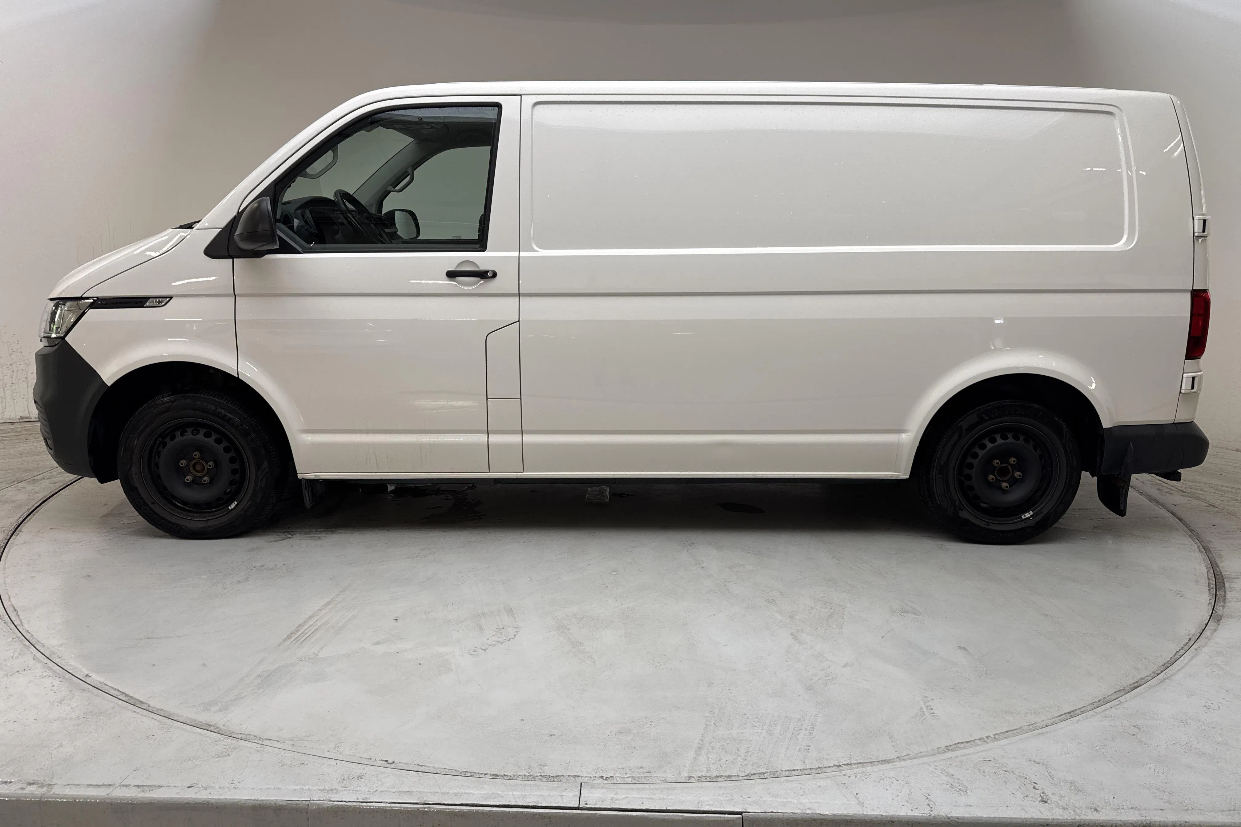Presentationsfoto 2 av 14: VW Transporter T6.1 Skåp TDI (150hk) - 3 172 mil - Manuell - vit - 2023