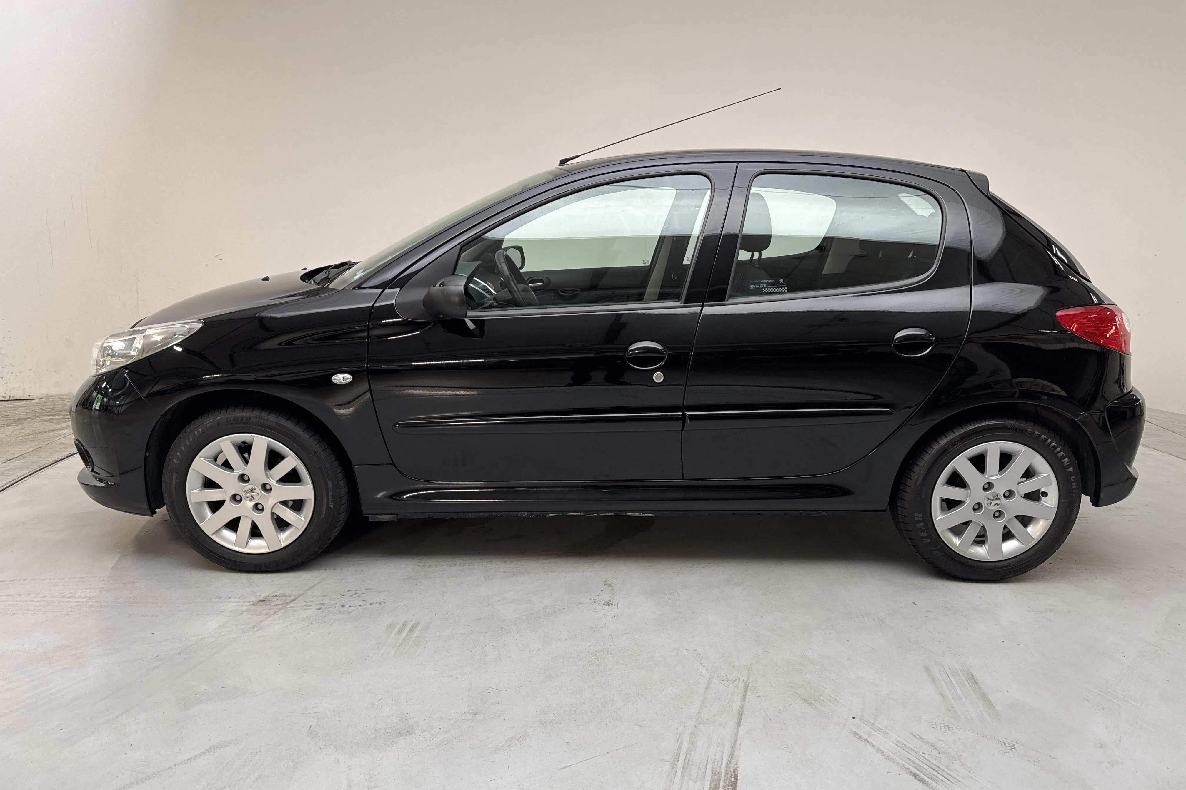 Presentation photo 2 of 11: Peugeot 206+ 1.4 5dr (73hk) - 94 020 km - Manual - black - 2010