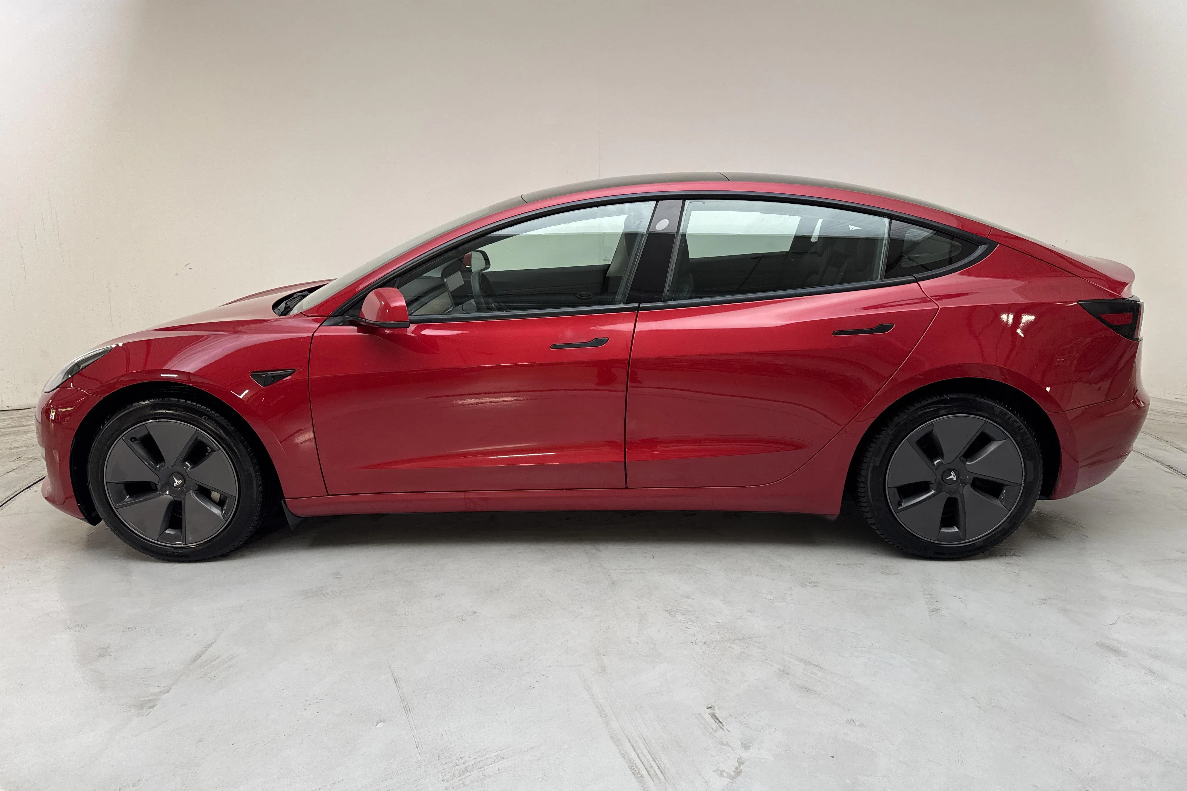 Presentationsfoto 2 av 18: Tesla Model 3 Long Range Dual Motor AWD - 12 831 mil - Automat - röd - 2021