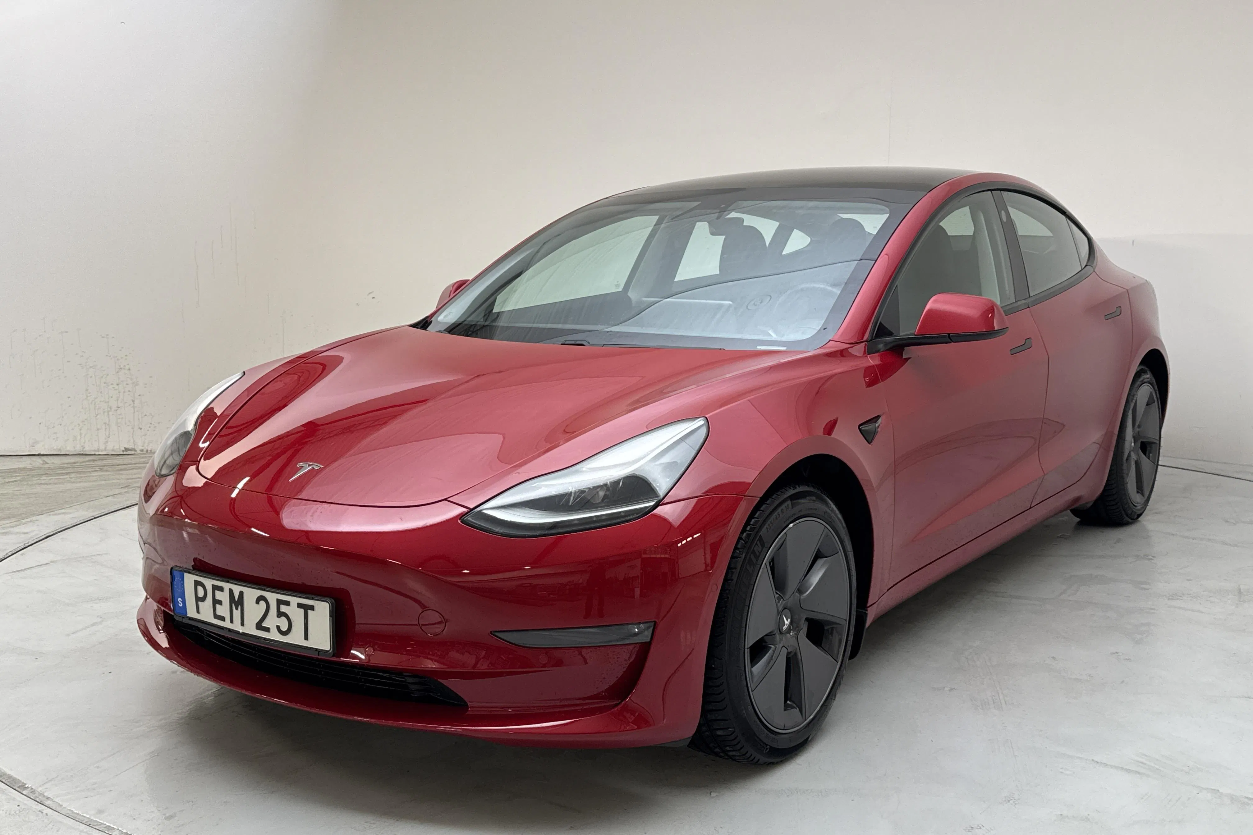 Presentationsfoto 1 av 18: Tesla Model 3 Long Range Dual Motor AWD - 12 831 mil - Automat - röd - 2021