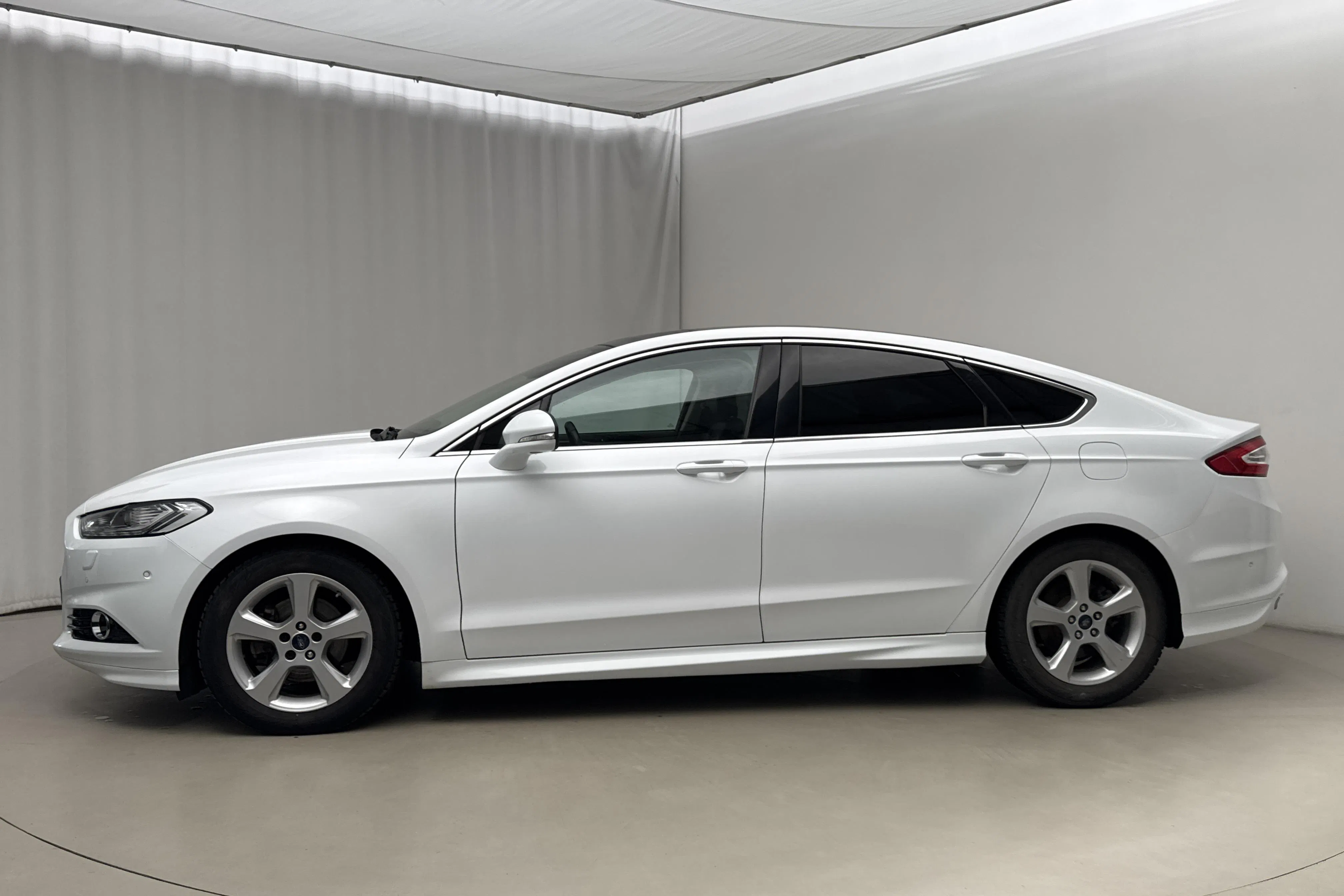 Presentationsfoto 2 av 21: Ford Mondeo 2.0 TDCi AWD 5dr (180hk) - 8 169 mil - Automat - vit - 2016
