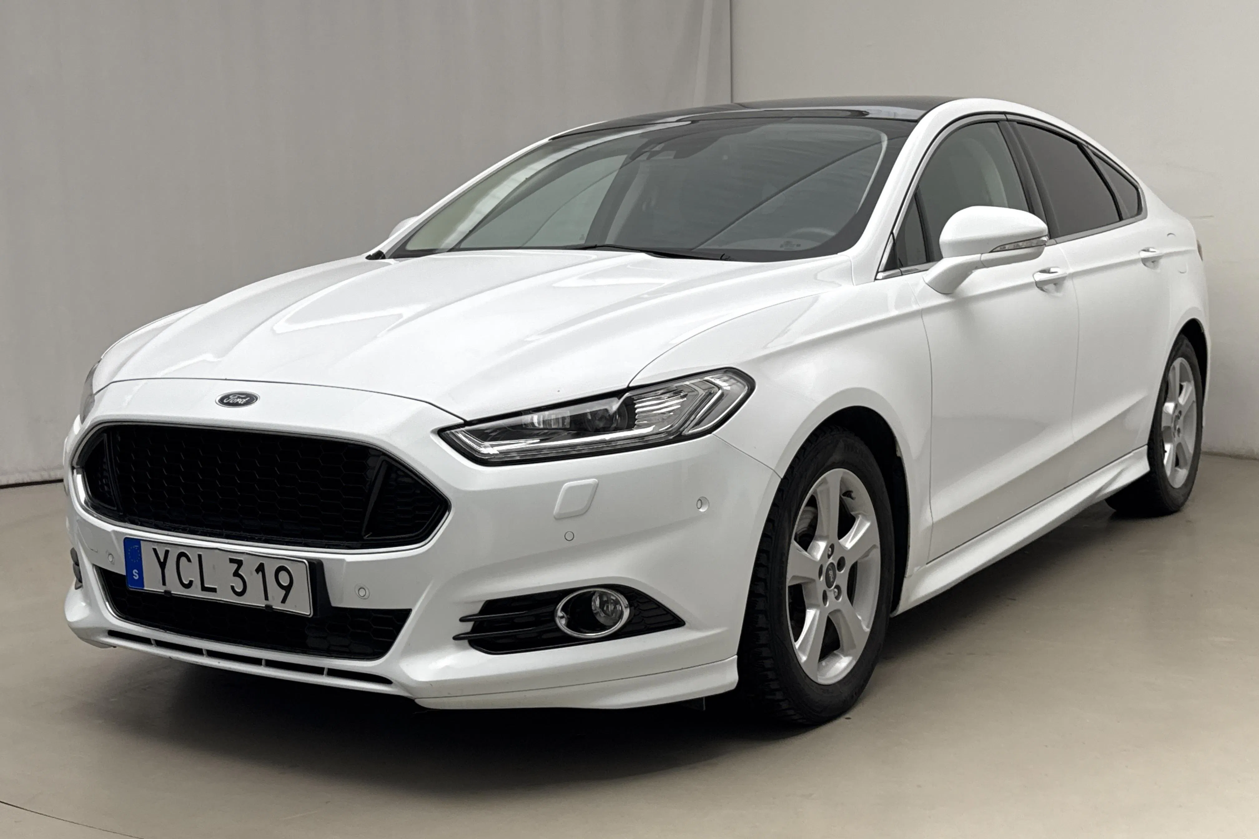 Presentationsfoto 1 av 21: Ford Mondeo 2.0 TDCi AWD 5dr (180hk) - 8 169 mil - Automat - vit - 2016