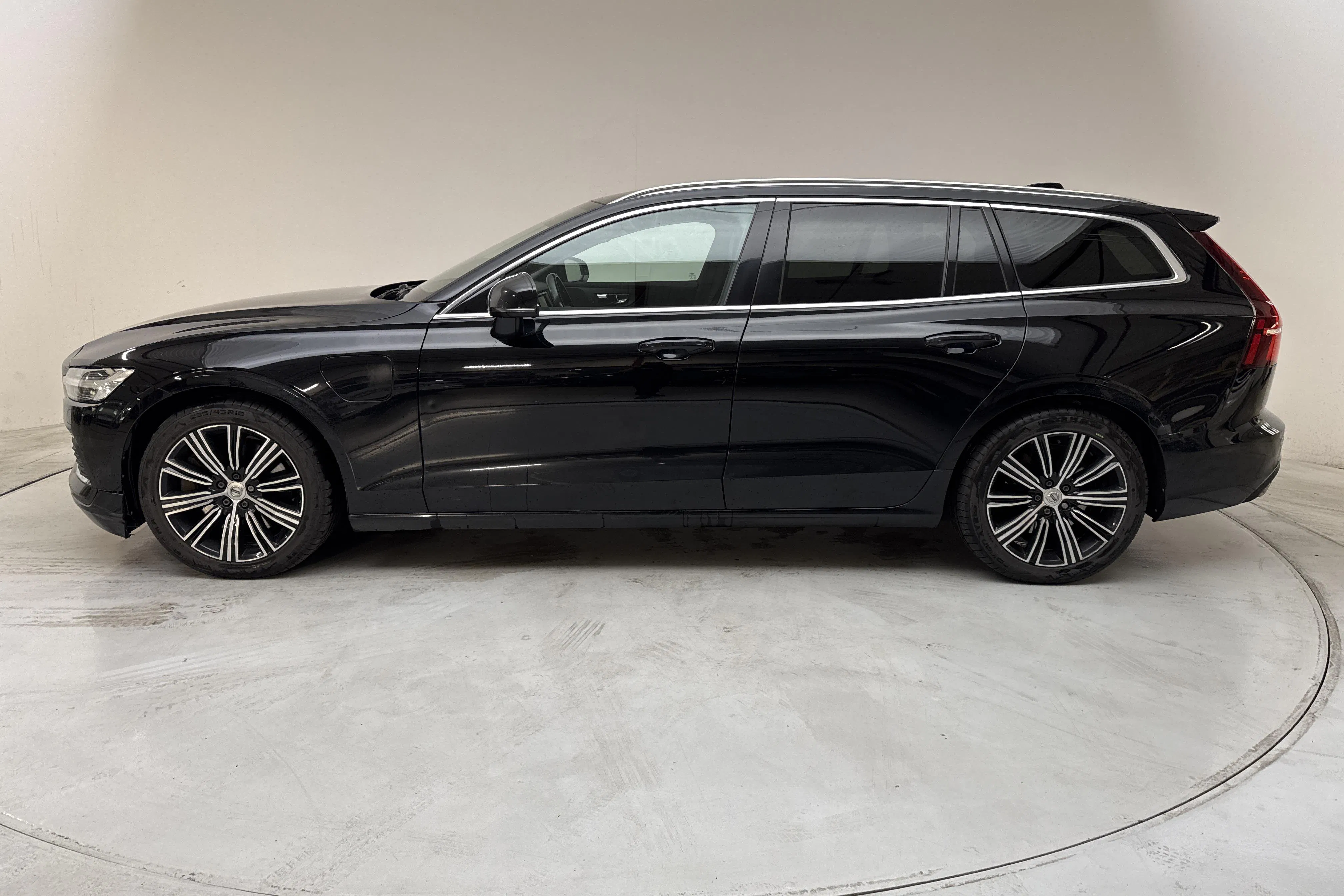 Presentation photo 2 of 17: Volvo V60 T6 AWD Twin Engine (340hk) - 189 740 km - Automatic - black - 2021