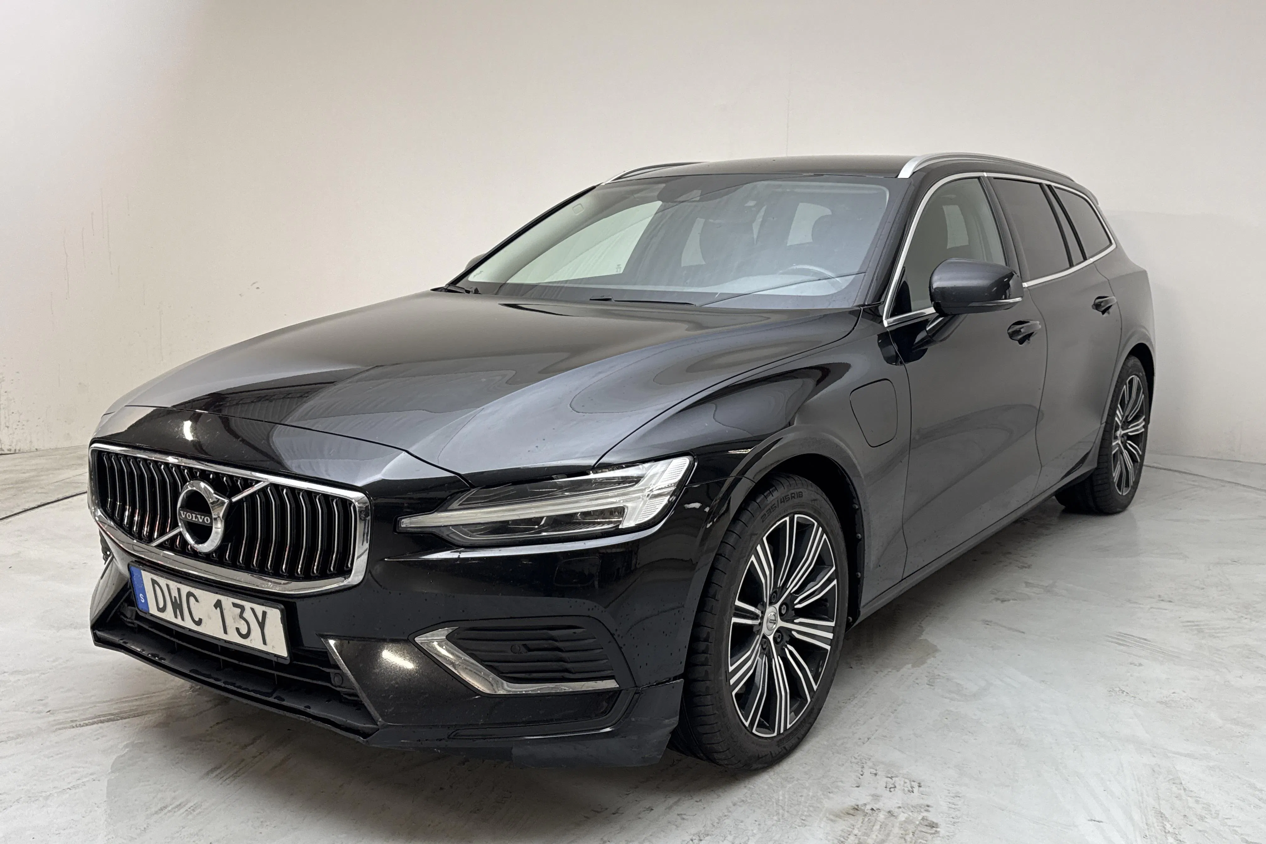 Presentation photo 1 of 17: Volvo V60 T6 AWD Twin Engine (340hk) - 189 740 km - Automatic - black - 2021