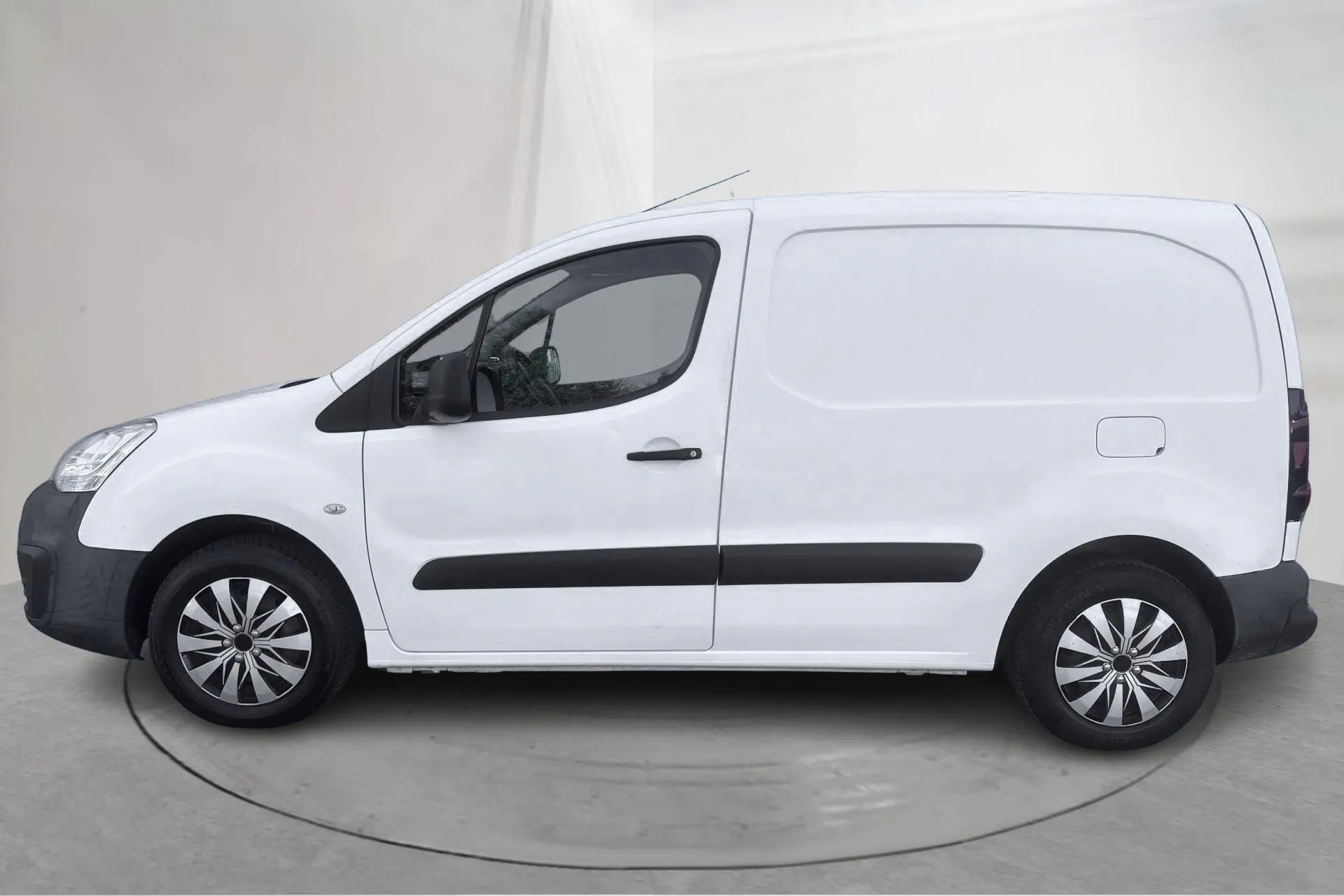 Presentationsfoto 2 av 14: Peugeot Partner 1.6 BlueHDI Skåp (100hk) - 17 477 mil - Automat - vit - 2017