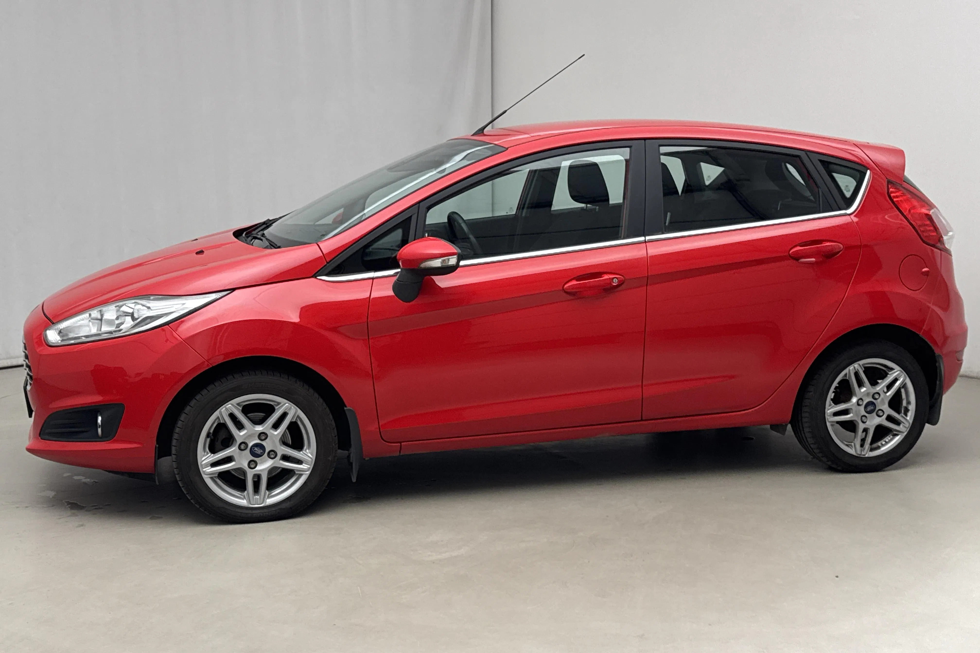 Presentationsfoto 2 av 14: Ford Fiesta 1.0T EcoBoost 5dr (100hk) - 11 953 mil - Manuell - röd - 2014
