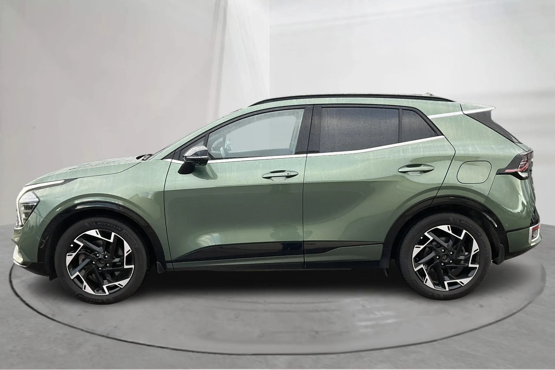 Presentationsfoto 2 av 17: KIA Sportage PHEV AWD (265hk) - 12 931 mil - Automat - grön - 2023