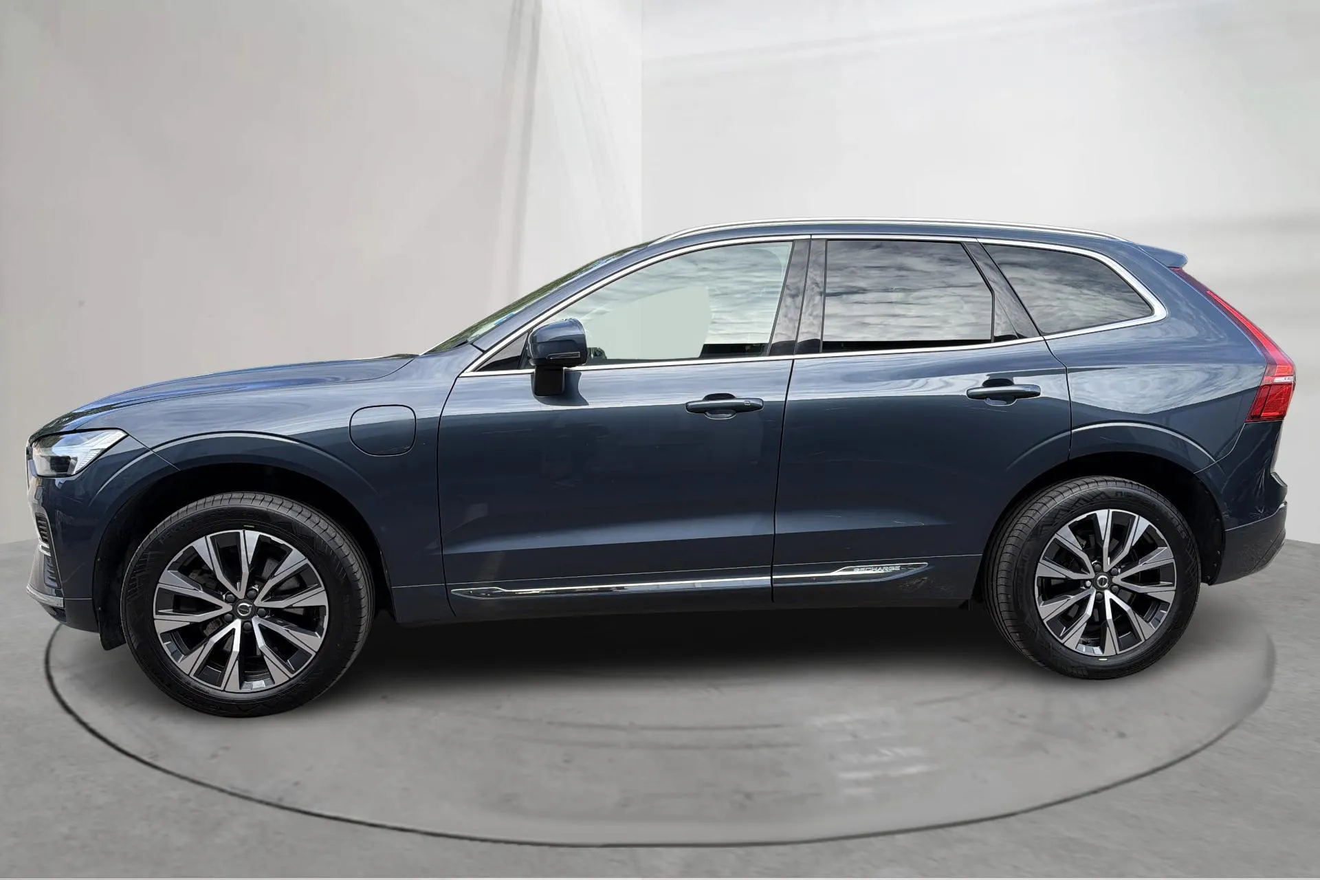 Presentationsfoto 2 av 21: Volvo XC60 T6 AWD Recharge (340hk) - 17 025 mil - Automat - Mörkblå - 2022