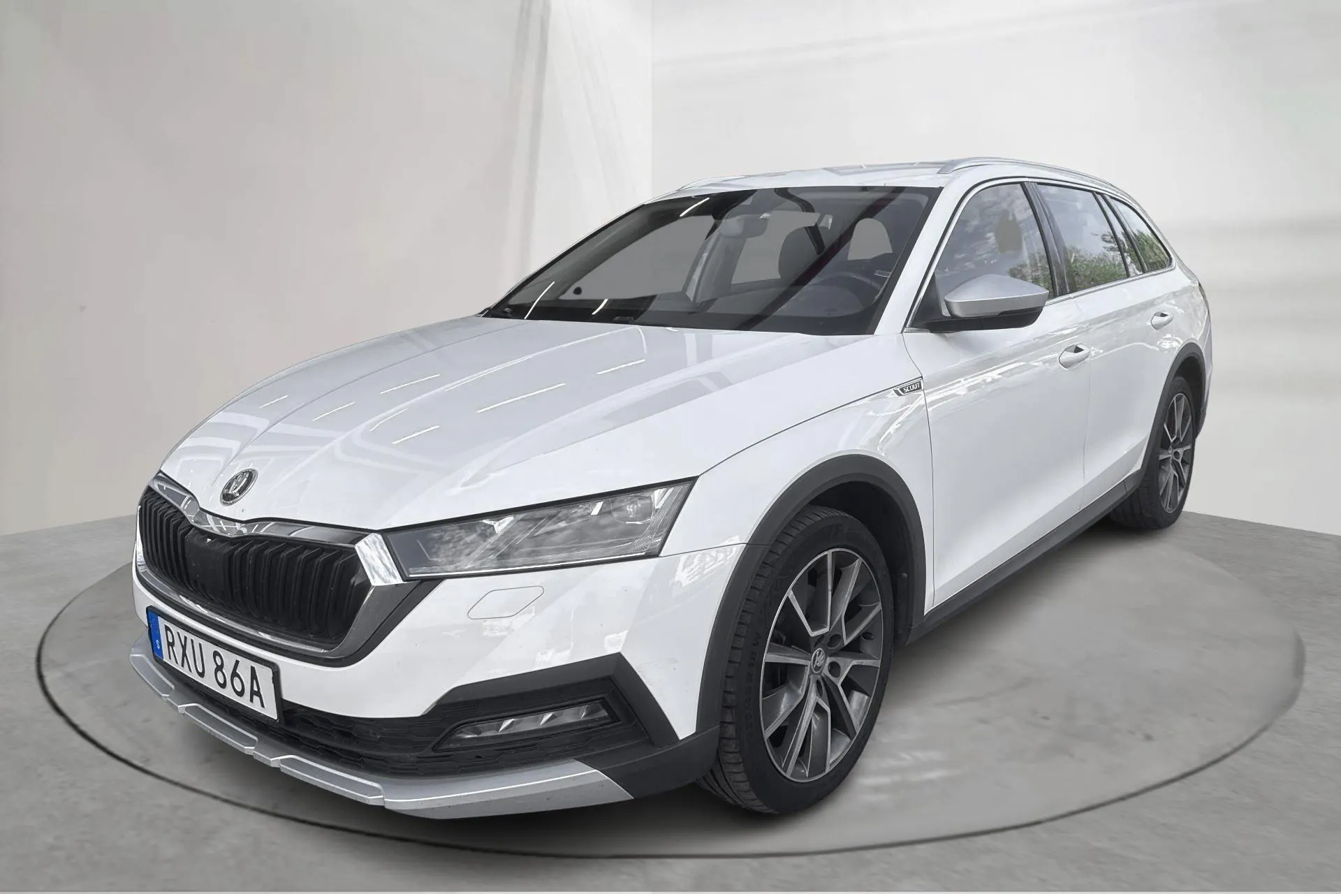 Presentation photo 1 of 14: Skoda Octavia Scout 2.0 TDI 4X4 (150hk) - 160 730 km - Automatic - white - 2022