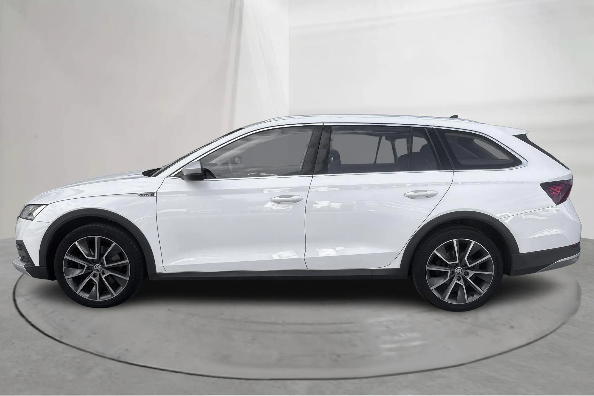 Presentation photo 2 of 14: Skoda Octavia Scout 2.0 TDI 4X4 (150hk) - 160 730 km - Automatic - white - 2022