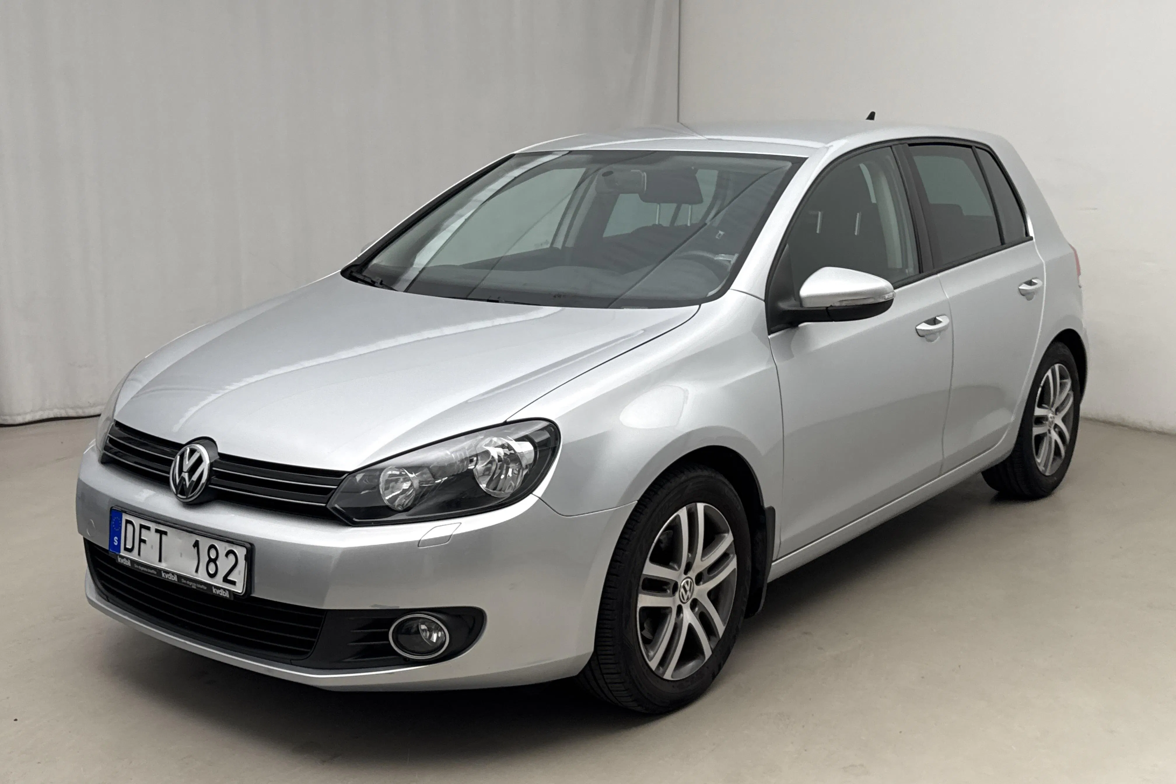 Presentationsfoto 1 av 13: VW Golf VI 1.6 TDI BlueMotion Technology 5dr (105hk) - 8 538 mil - Automat - silver - 2012