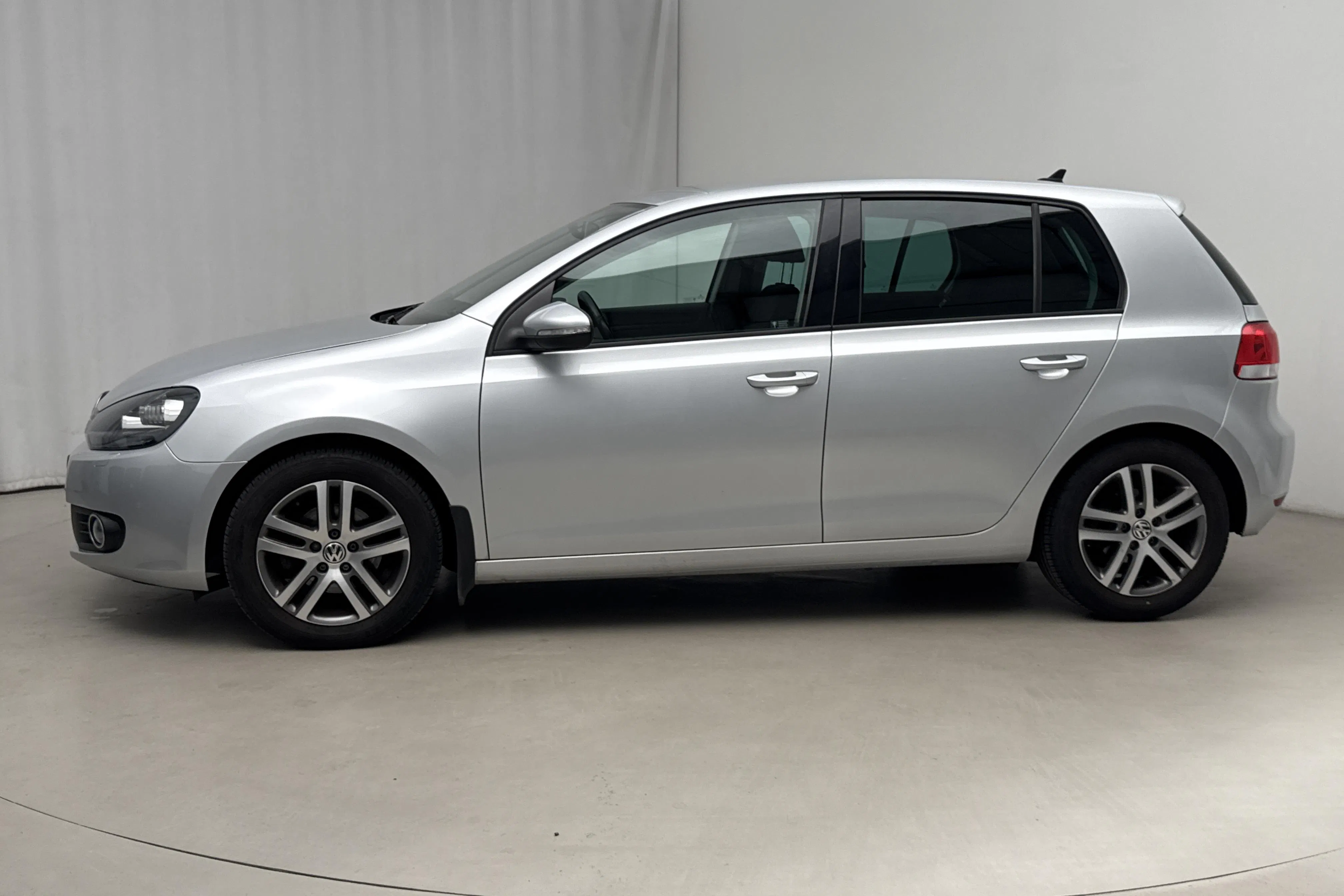 Presentationsfoto 2 av 13: VW Golf VI 1.6 TDI BlueMotion Technology 5dr (105hk) - 8 538 mil - Automat - silver - 2012