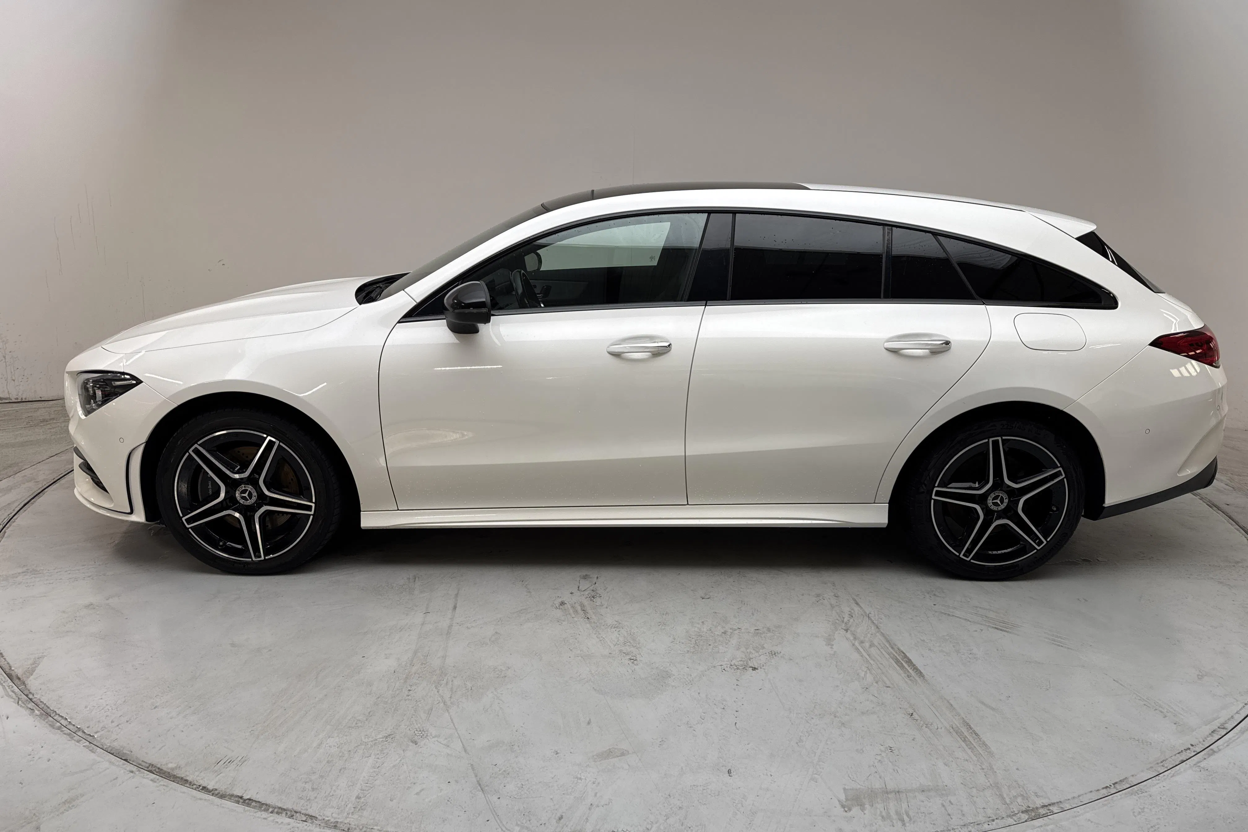Presentation photo 2 of 18: Mercedes CLA 250 e Shooting Brake X118 (218hk) - 142 800 km - Automatic - white - 2022