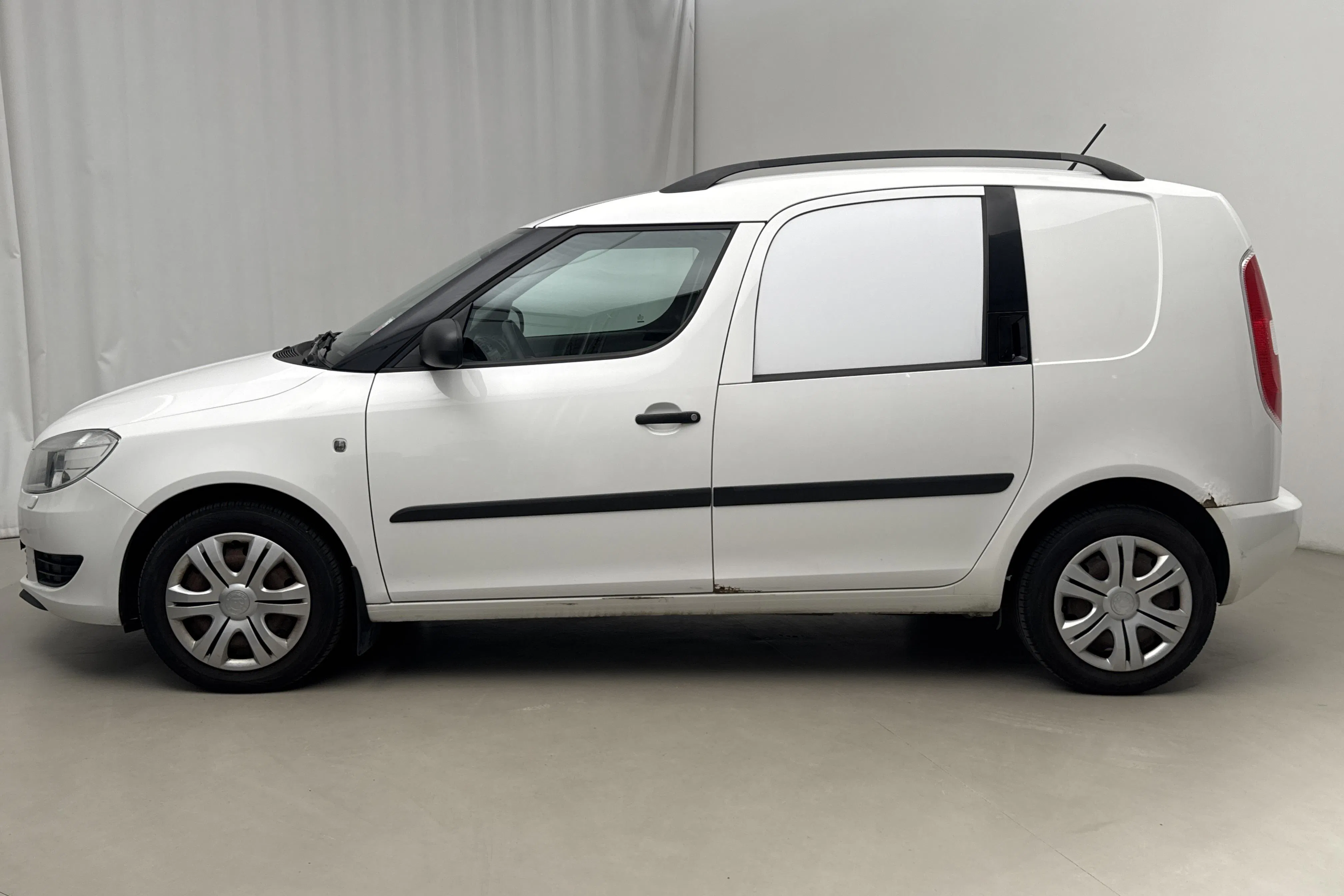 Presentationsfoto 2 av 13: Skoda Praktik 1.2 TDI (75hk) - 8 103 mil - Manuell - vit - 2012