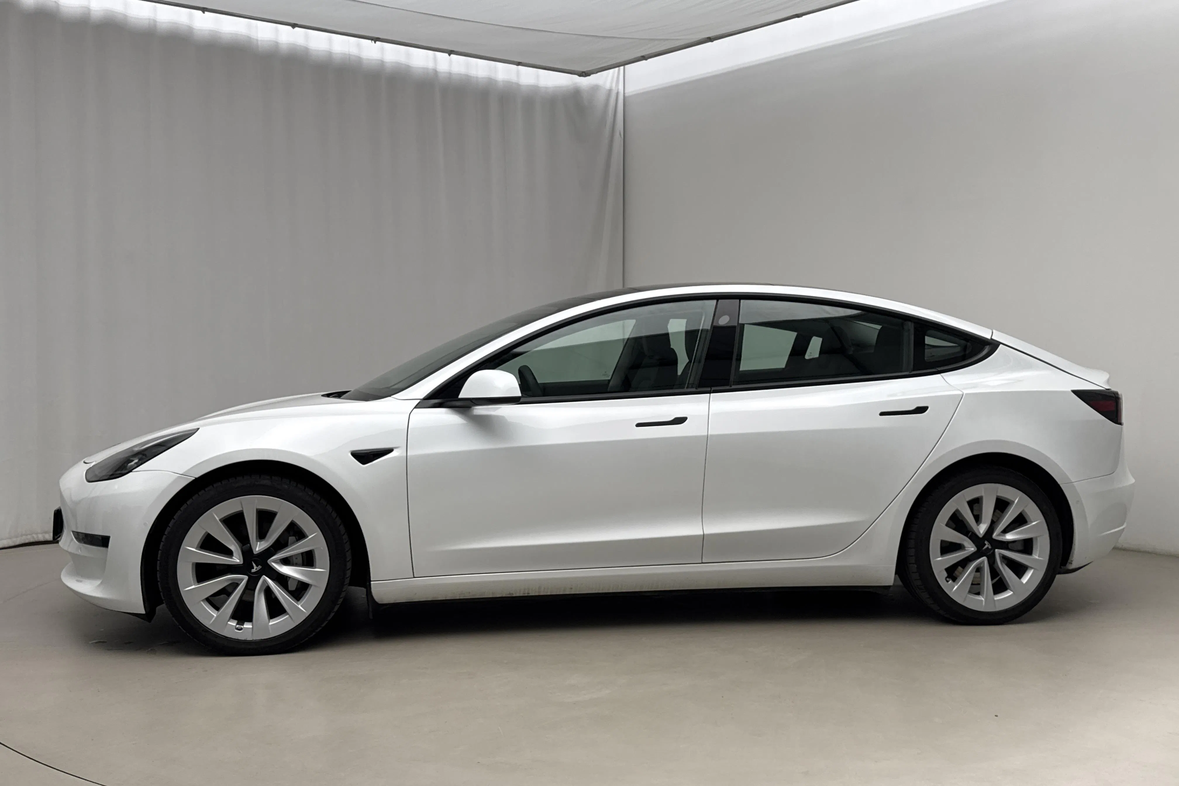 Presentationsfoto 2 av 22: Tesla Model 3 Long Range Dual Motor AWD - 4 656 mil - Automat - vit - 2021