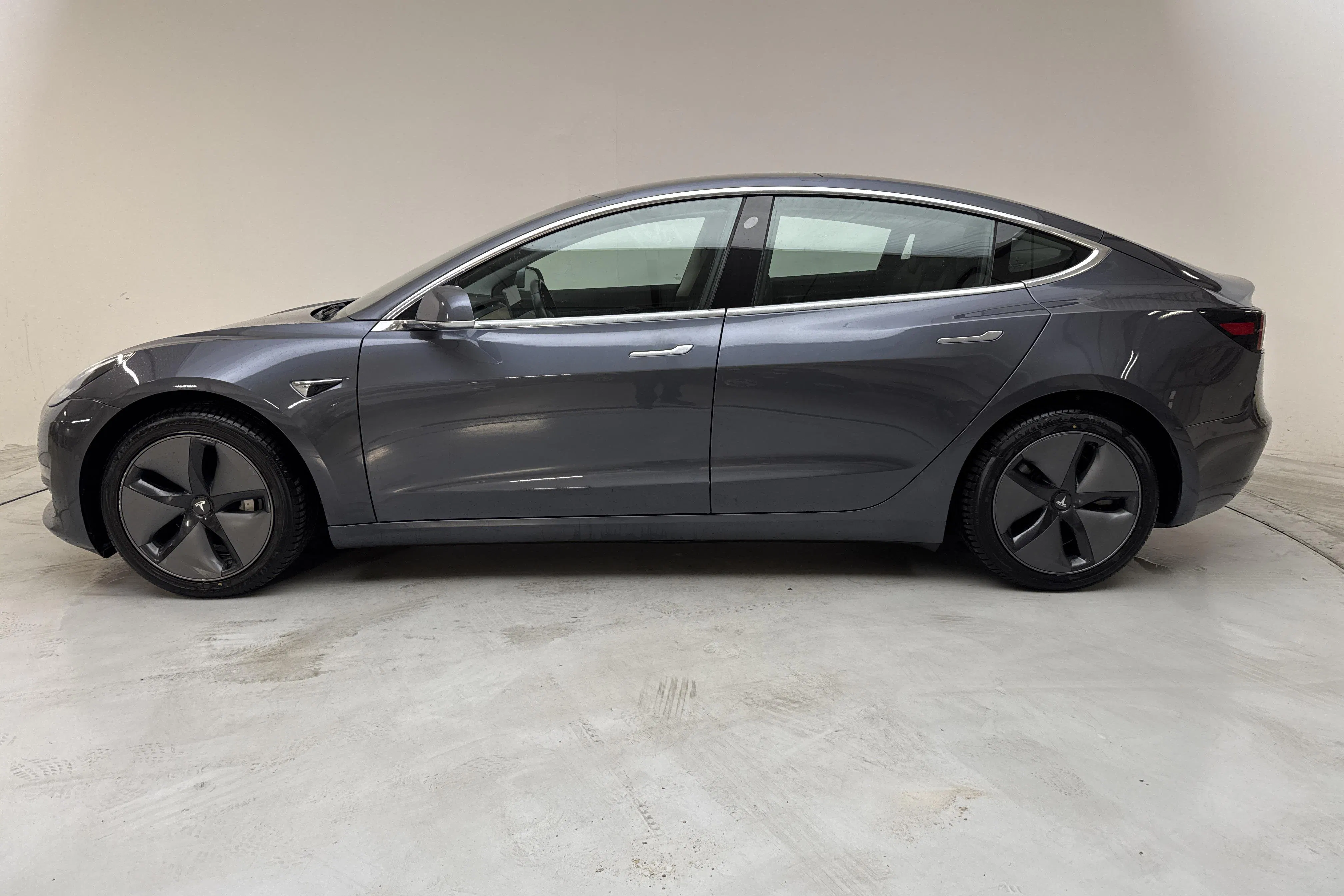 Presentation photo 2 of 20: Tesla Model 3 Long Range Dual Motor AWD - 120 000 km - Automatic - gray - 2019