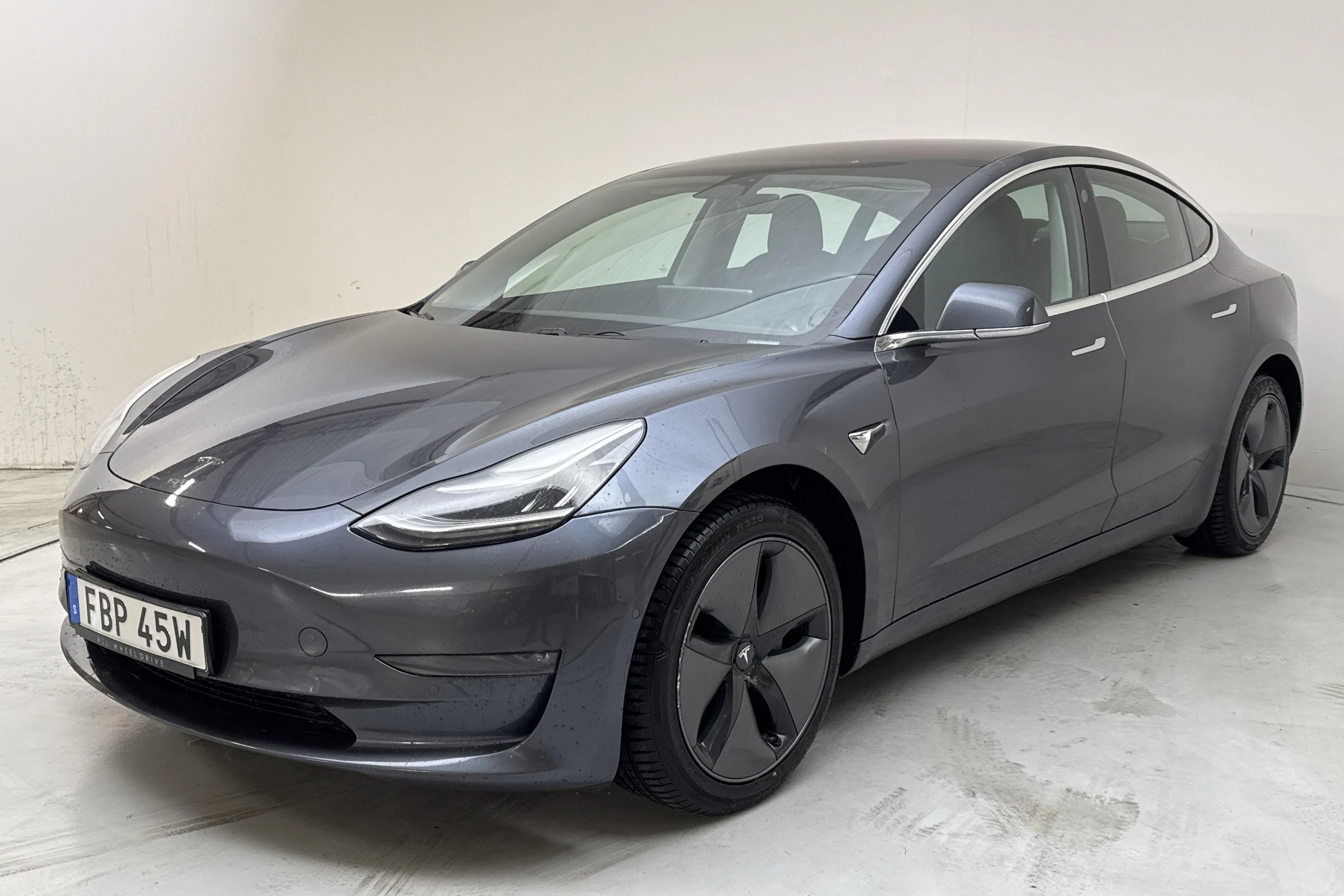 Presentation photo 1 of 20: Tesla Model 3 Long Range Dual Motor AWD - 120 000 km - Automatic - gray - 2019