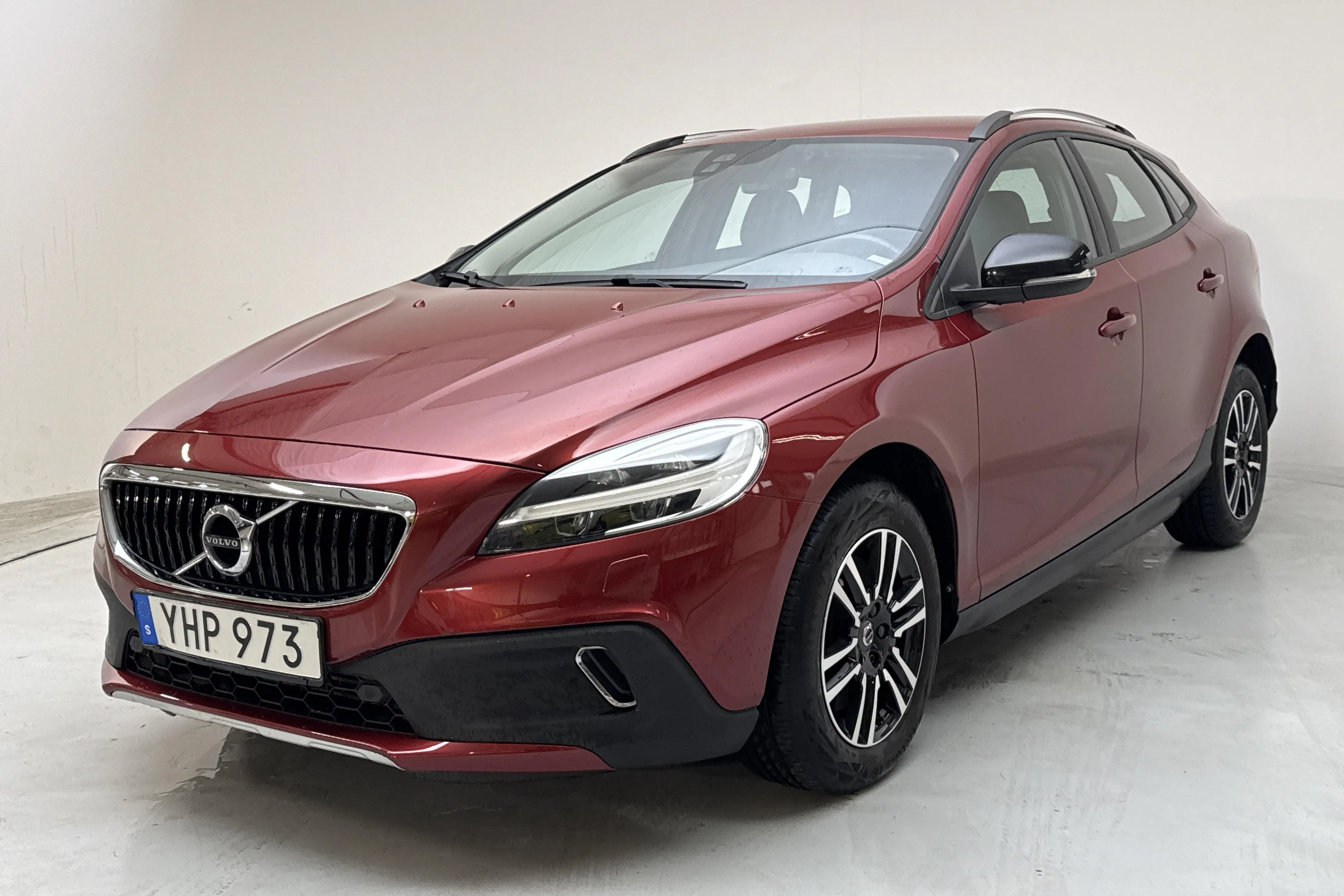 Presentationsfoto 1 av 13: Volvo V40 Cross Country D2 (120hk) - 10 306 mil - Manuell - röd - 2017