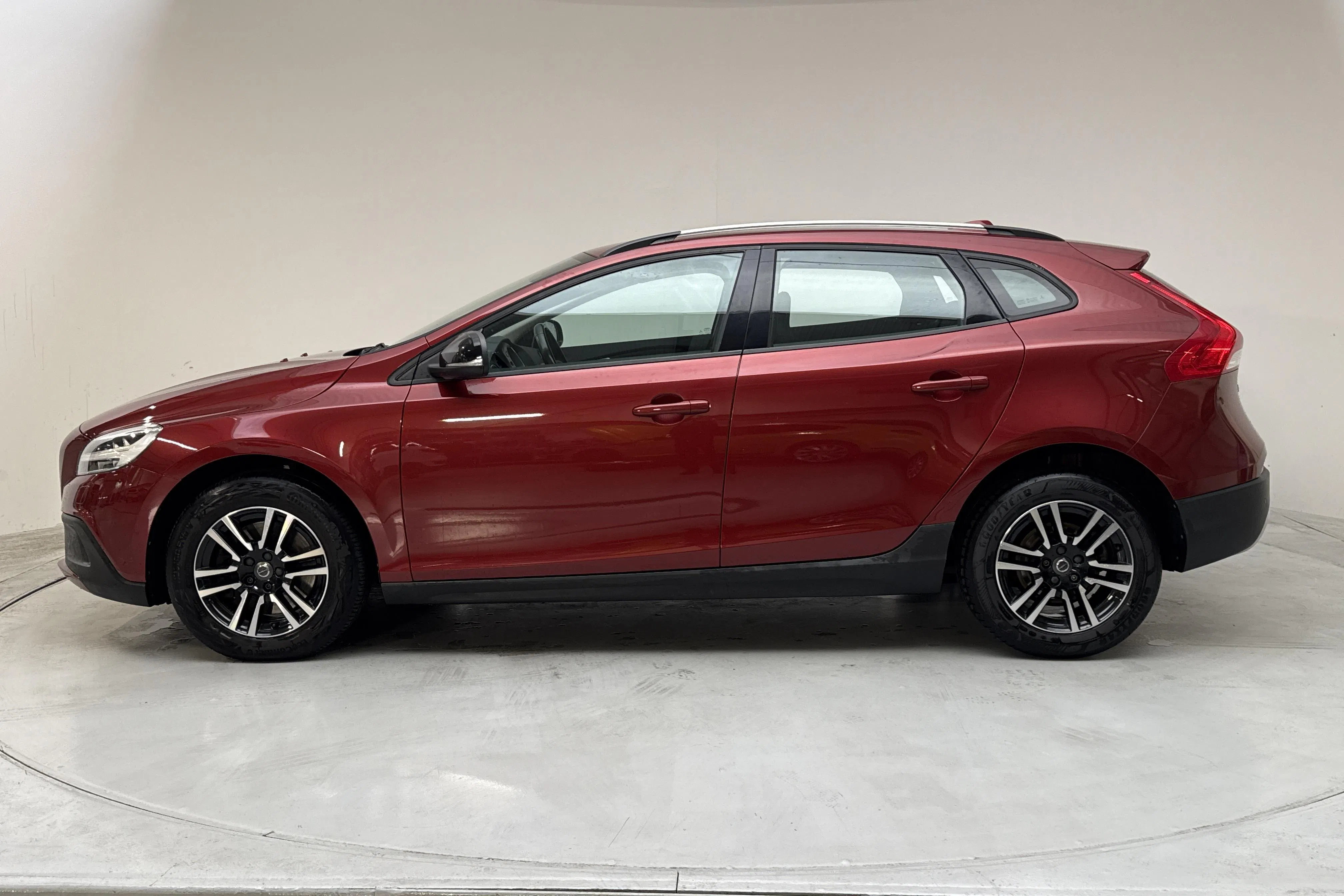Presentationsfoto 2 av 13: Volvo V40 Cross Country D2 (120hk) - 10 306 mil - Manuell - röd - 2017