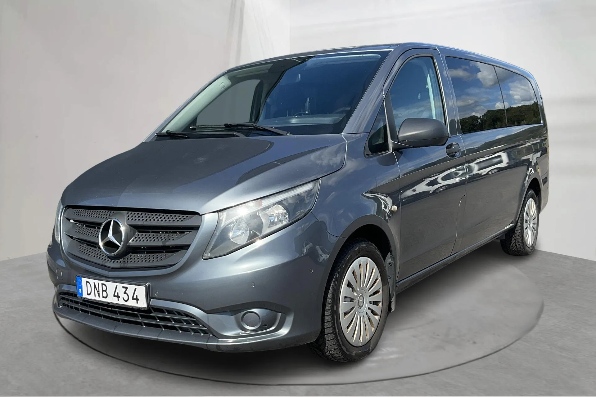 Presentationsfoto 1 av 17: Mercedes Vito Tourer 116 CDI 4MATIC W640 (163hk) - 26 729 mil - Automat - grå - 2018
