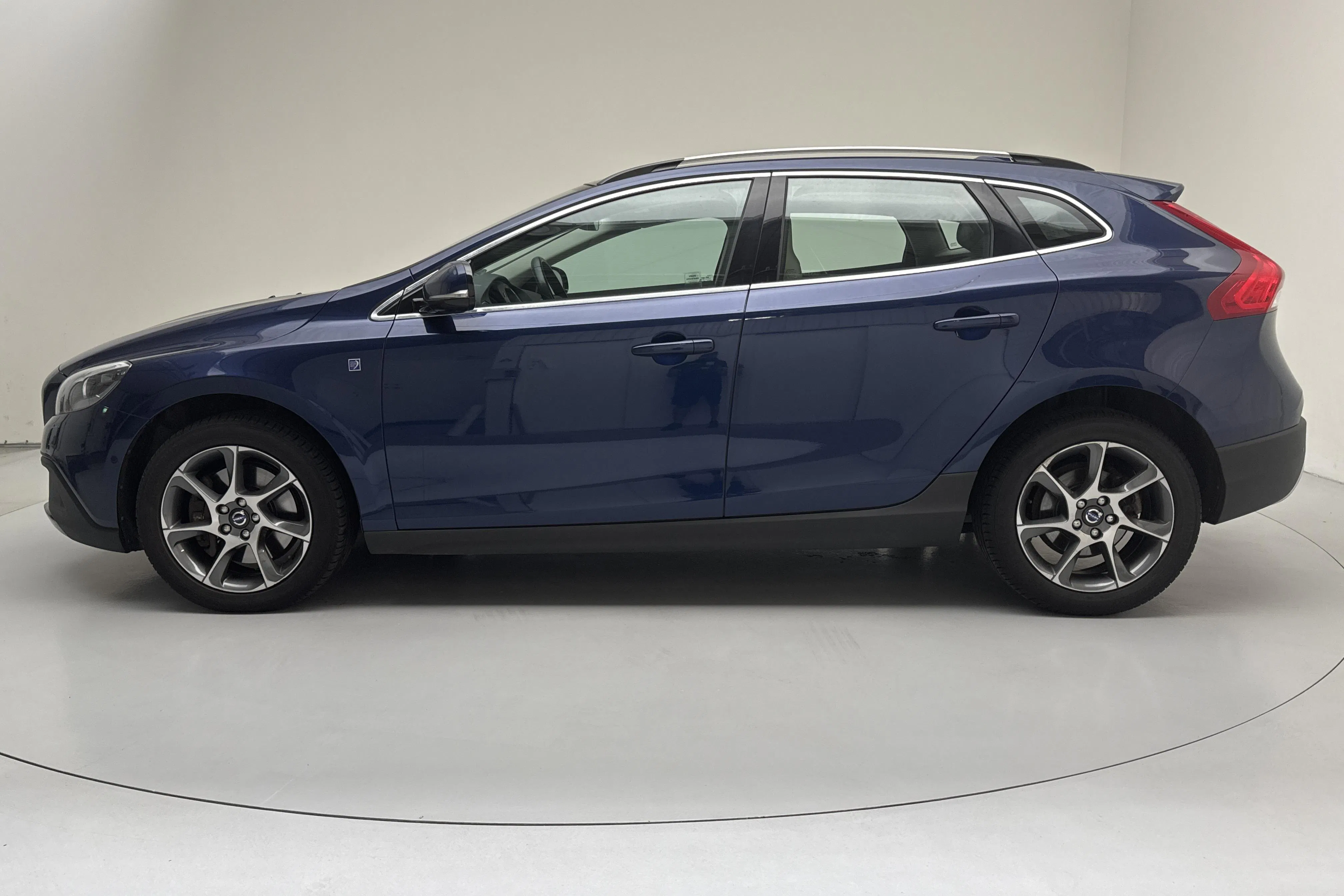 Presentation photo 2 of 17: Volvo V40 Cross Country D2 (120hk) - 179 210 km - Manual - blue - 2016