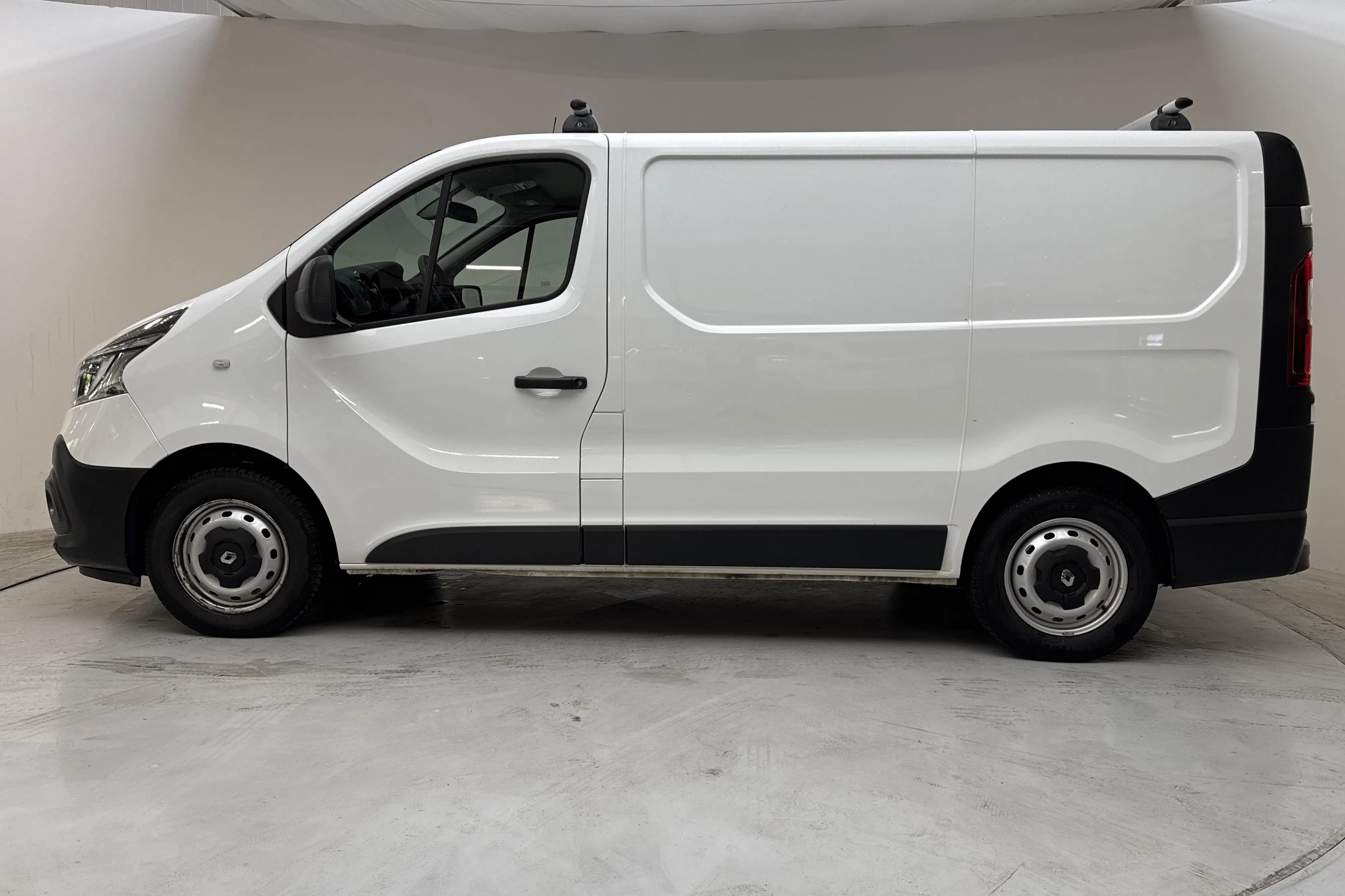 Presentation photo 2 of 14: Renault Trafic 2.0 dCi Skåp (145hk) - 185 120 km - Automatic - white - 2021