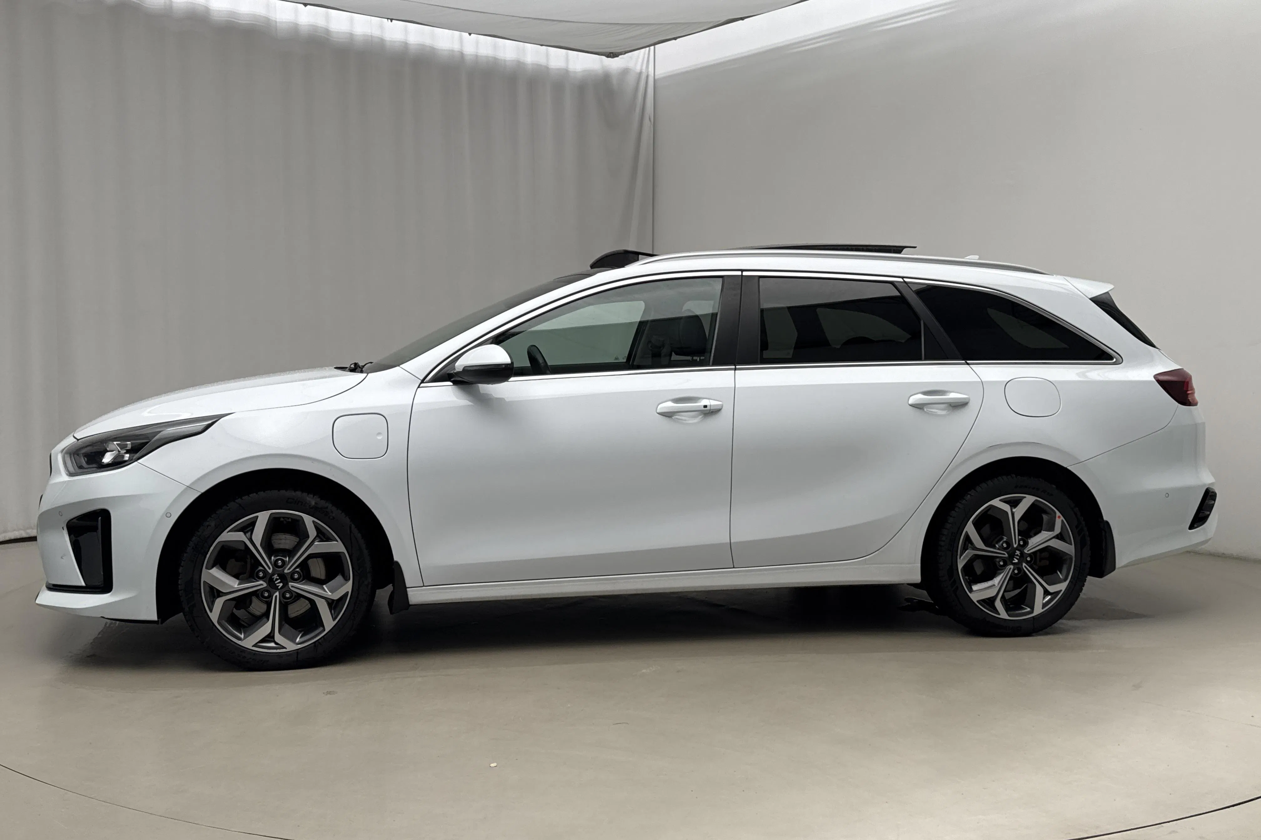Presentation photo 2 of 23: KIA Ceed 1.6 Plug-in Hybrid SW (141hk) - 142 060 km - Automatic - white - 2021