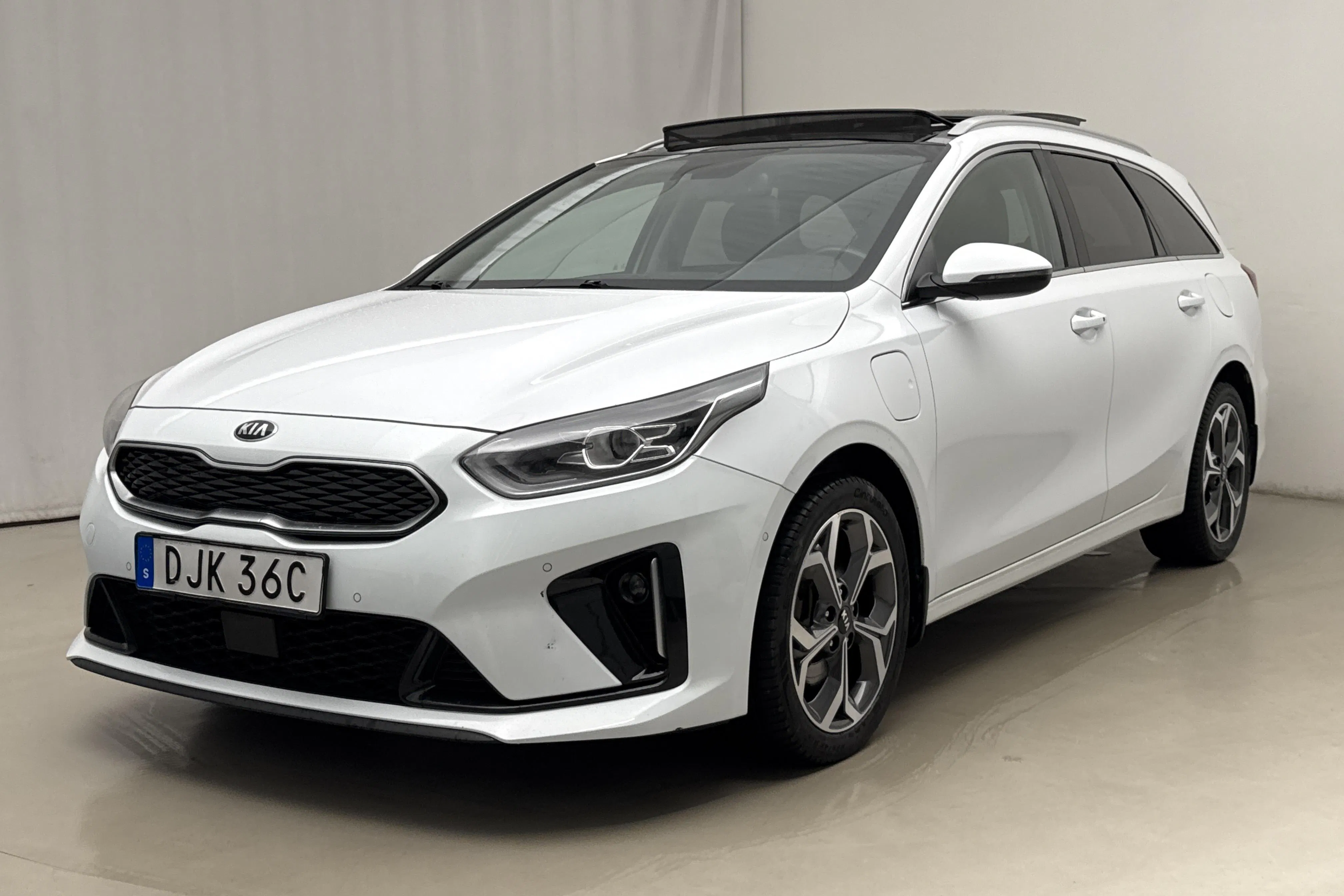 Presentation photo 1 of 23: KIA Ceed 1.6 Plug-in Hybrid SW (141hk) - 142 060 km - Automatic - white - 2021