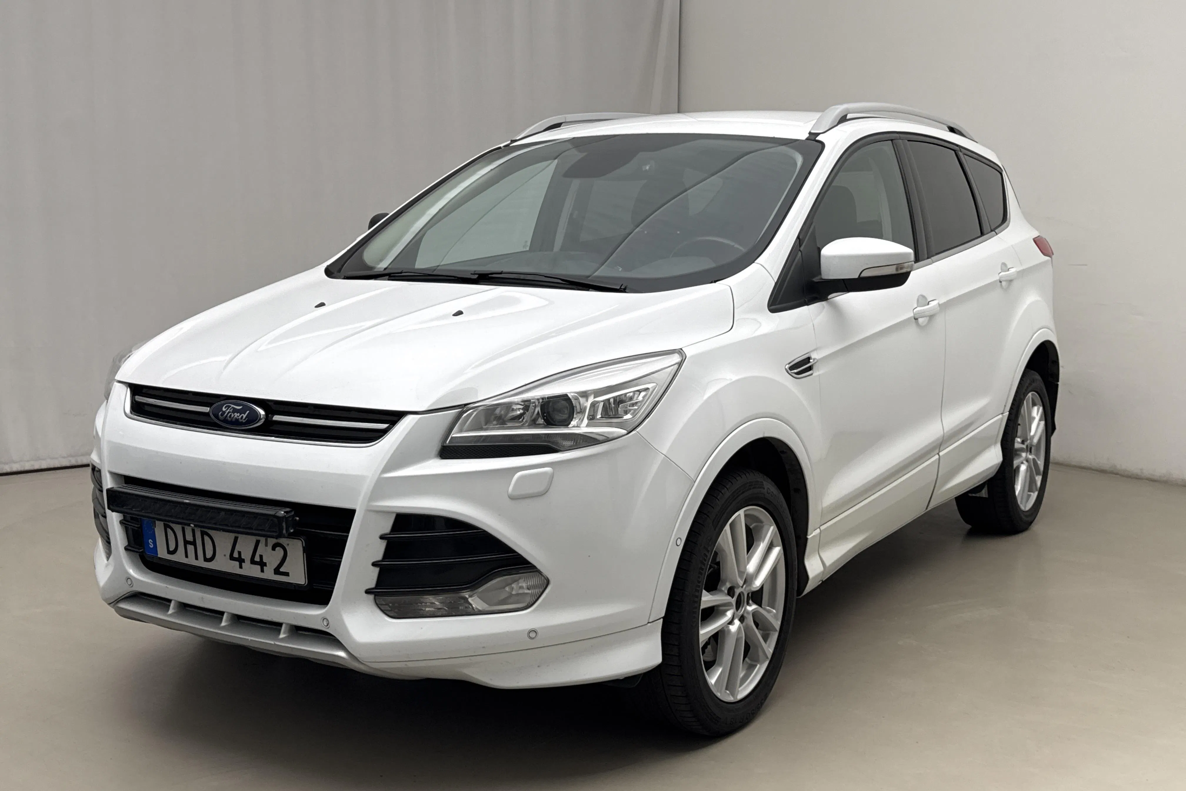 Presentationsfoto 1 av 17: Ford Kuga 2.0 TDCi AWD (150hk) - 19 914 mil - Automat - vit - 2016