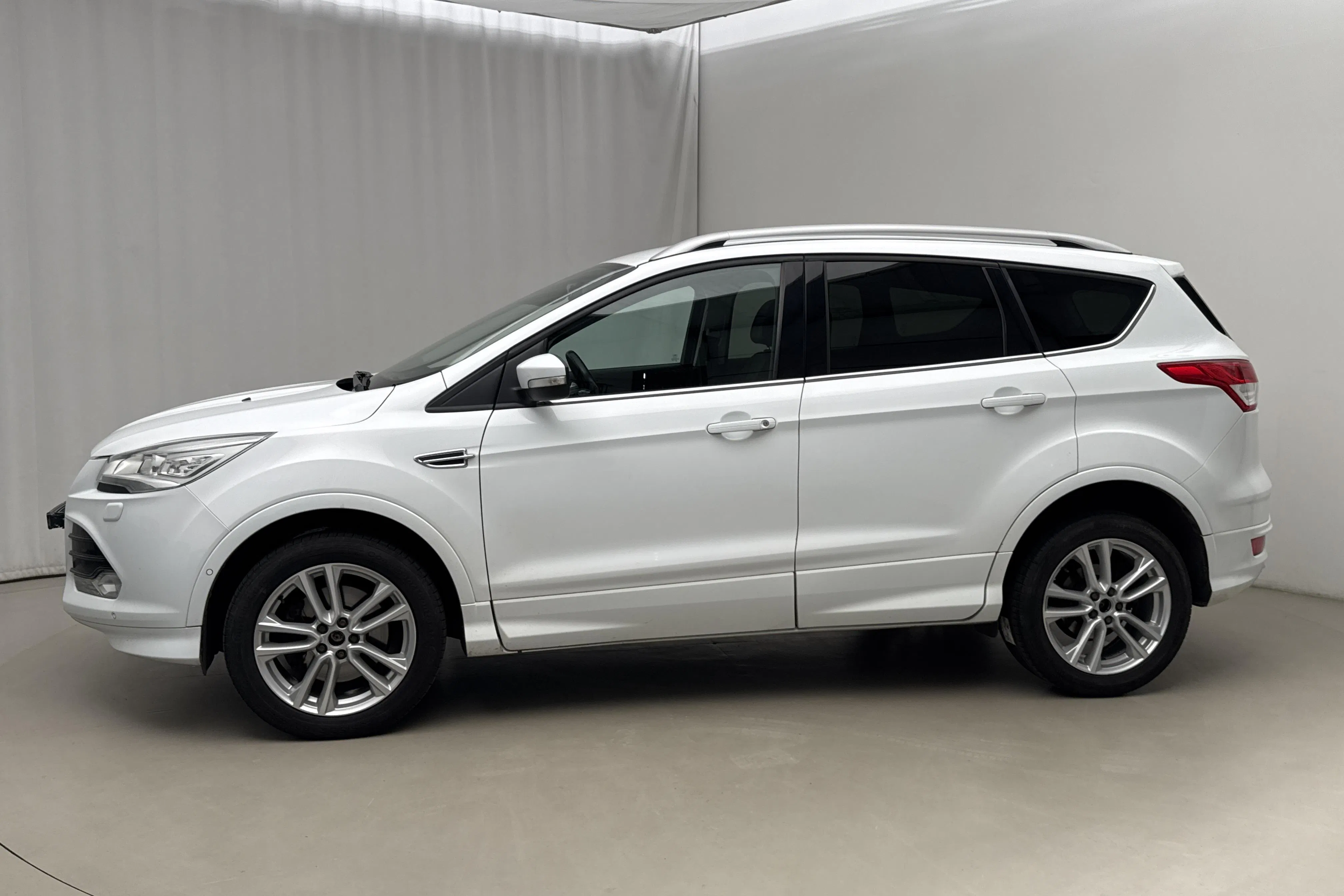 Presentationsfoto 2 av 17: Ford Kuga 2.0 TDCi AWD (150hk) - 19 914 mil - Automat - vit - 2016
