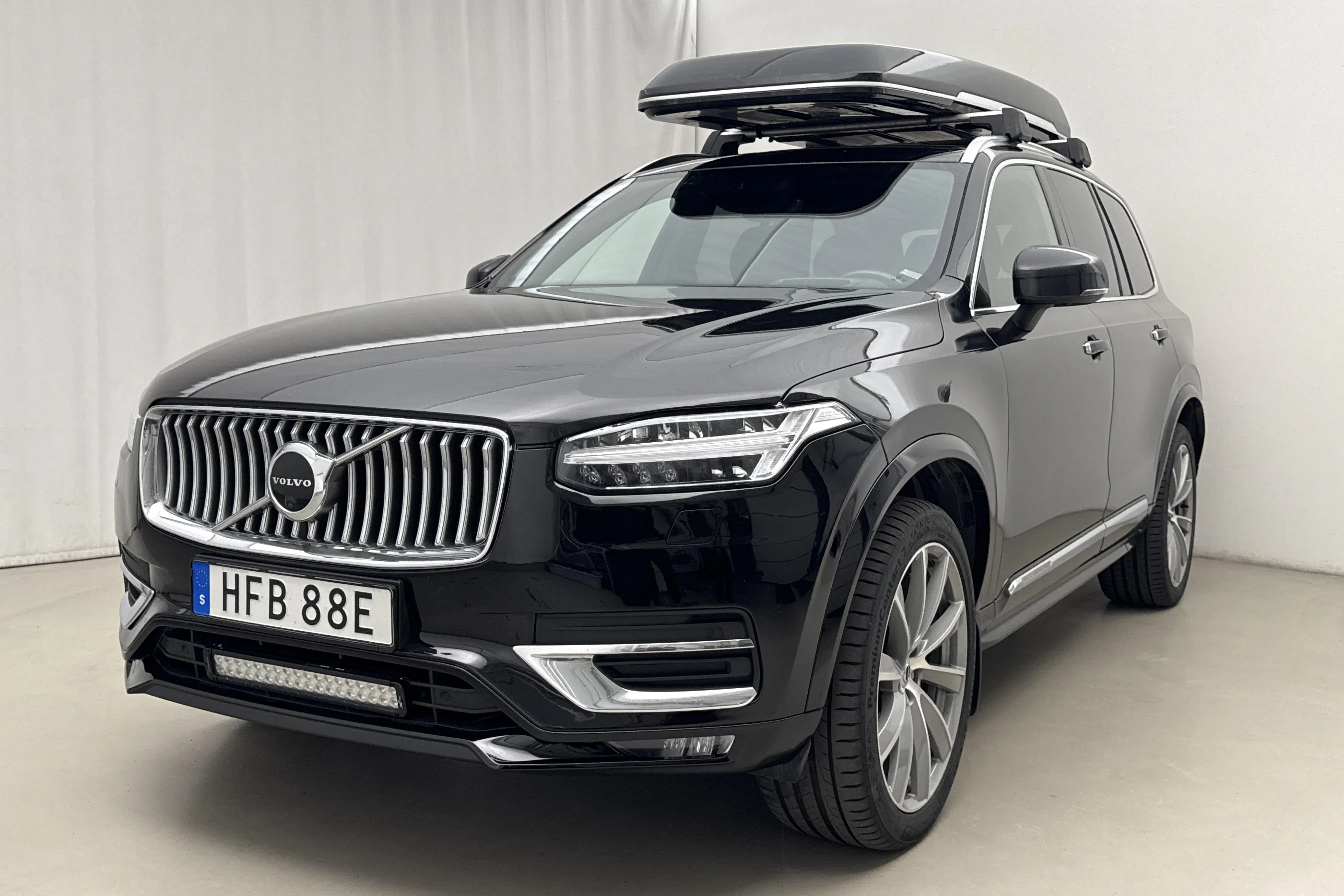 Presentationsfoto 1 av 25: Volvo XC90 B5 Mildhybrid, Diesel AWD (235hk) - 19 908 mil - Automat - svart - 2020