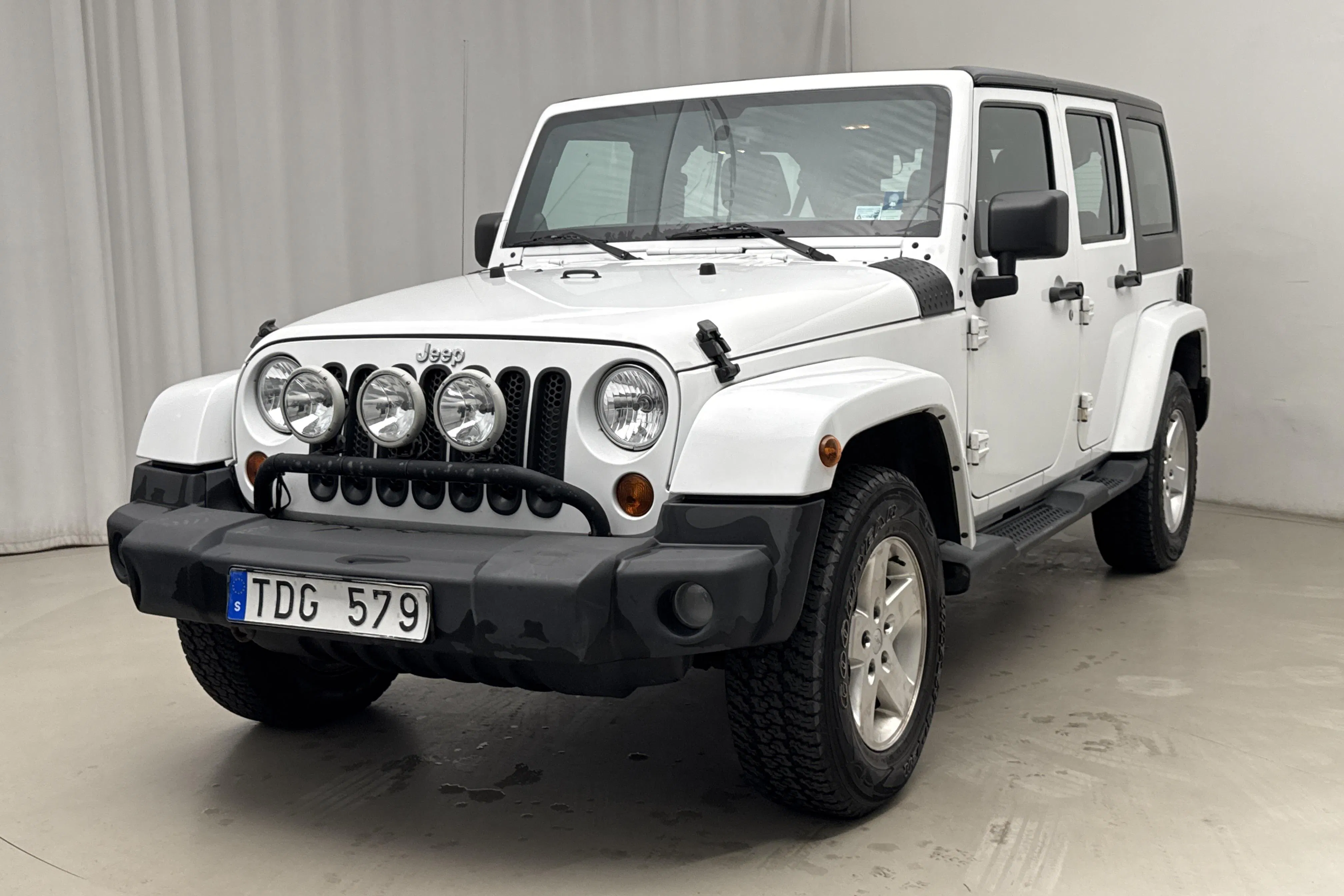 Presentation photo 1 of 16: Jeep Wrangler Unlimited 2.8 CRD 4dr (200hk) - 198 250 km - Automatic - white - 2013