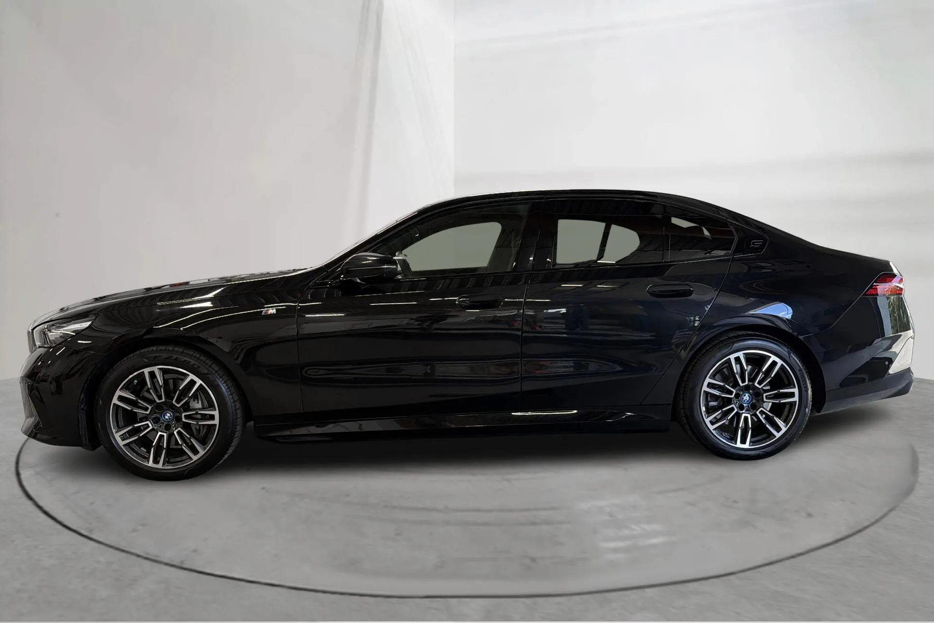 Presentationsfoto 2 av 19: BMW i5 eDrive40 Sedan, G60 (340hk) - 6 477 mil - Automat - svart - 2024