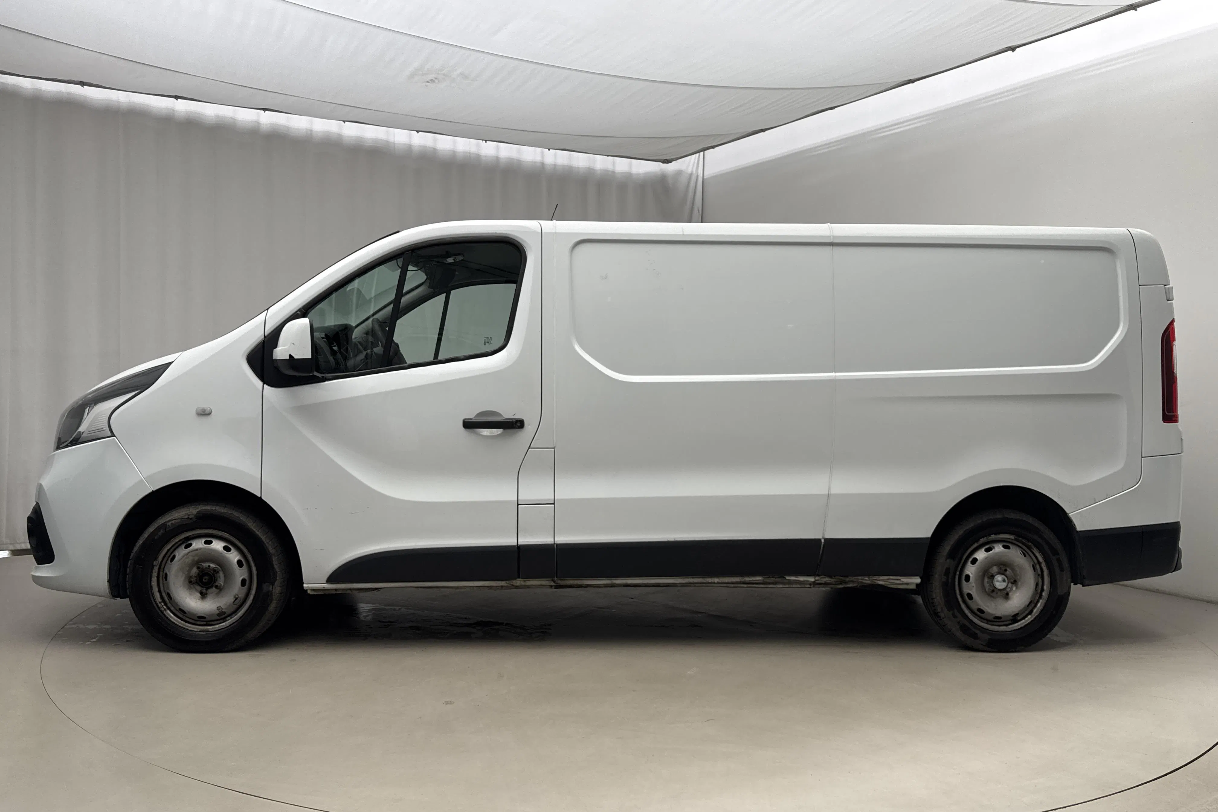 Presentation photo 2 of 16: Nissan NV300 1.6 dCi (120hk) - 269 260 km - Manual - white - 2017