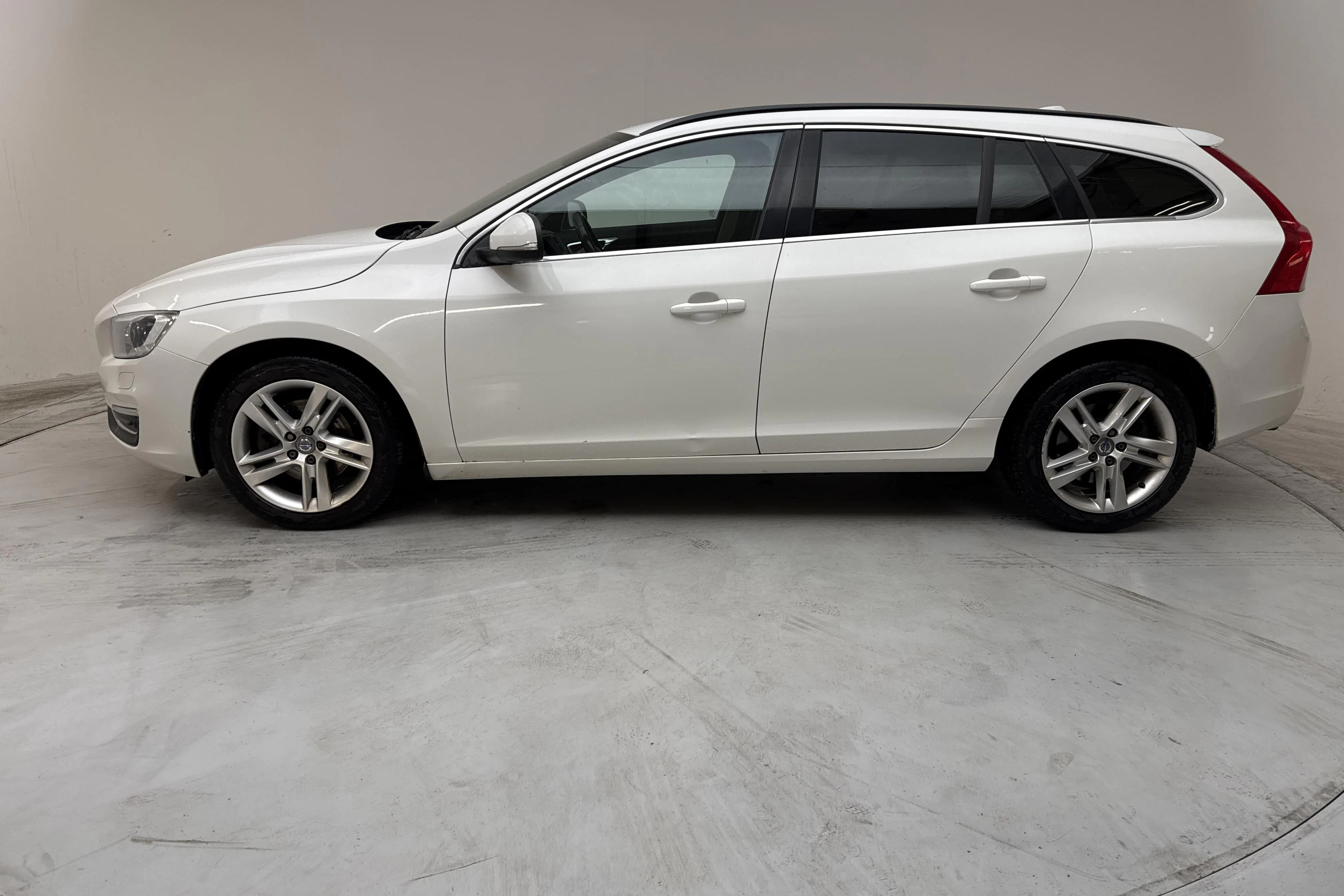 Presentationsfoto 2 av 13: Volvo V60 D3 (150hk) - 23 350 mil - Manuell - vit - 2017