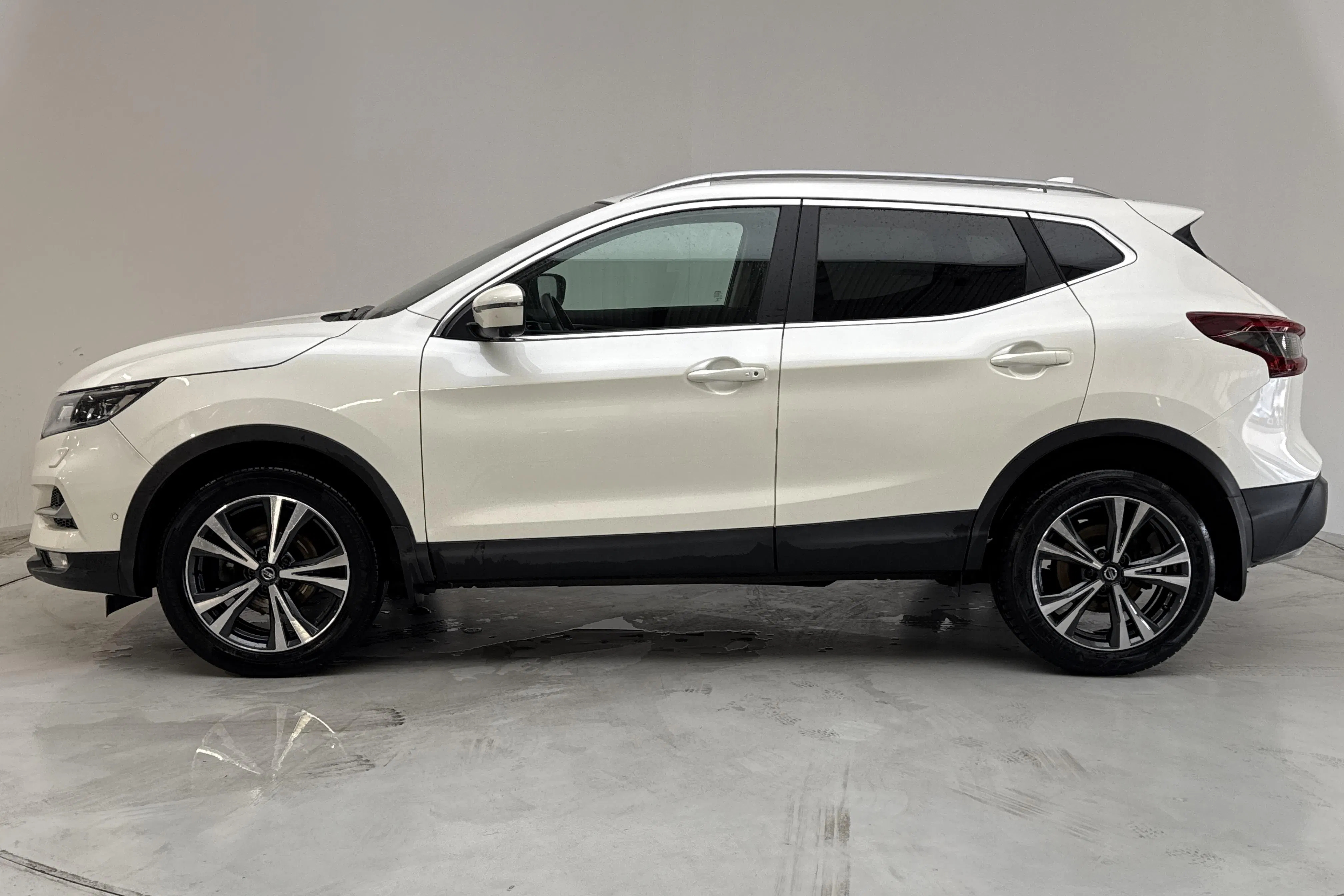 Presentationsfoto 2 av 14: Nissan Qashqai 1.3 DIG-T (160hk) - 7 112 mil - Automat - vit - 2021