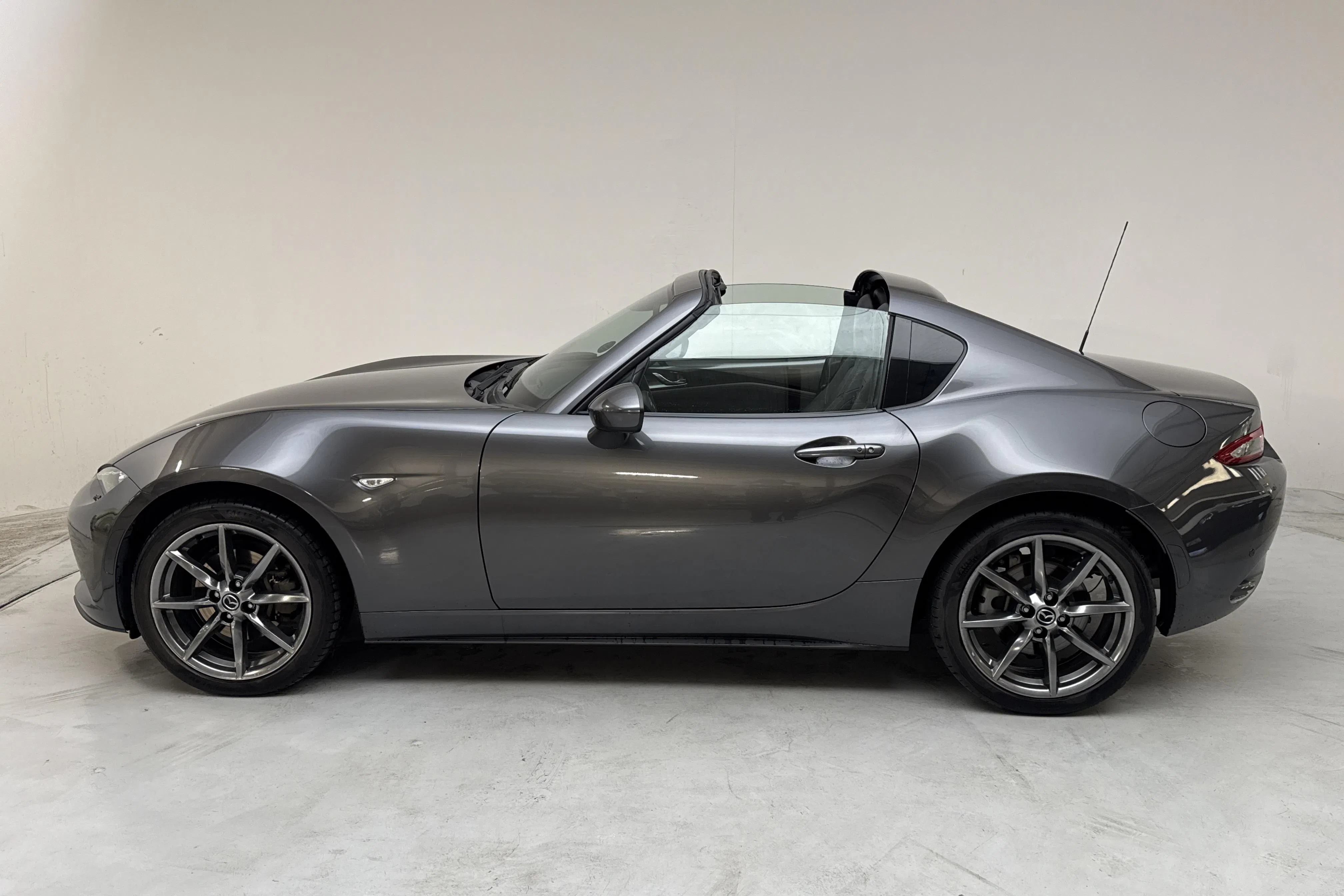 Presentationsfoto 2 av 17: Mazda MX-5 2.0 (160hk) - 7 683 mil - Automat - grå - 2017