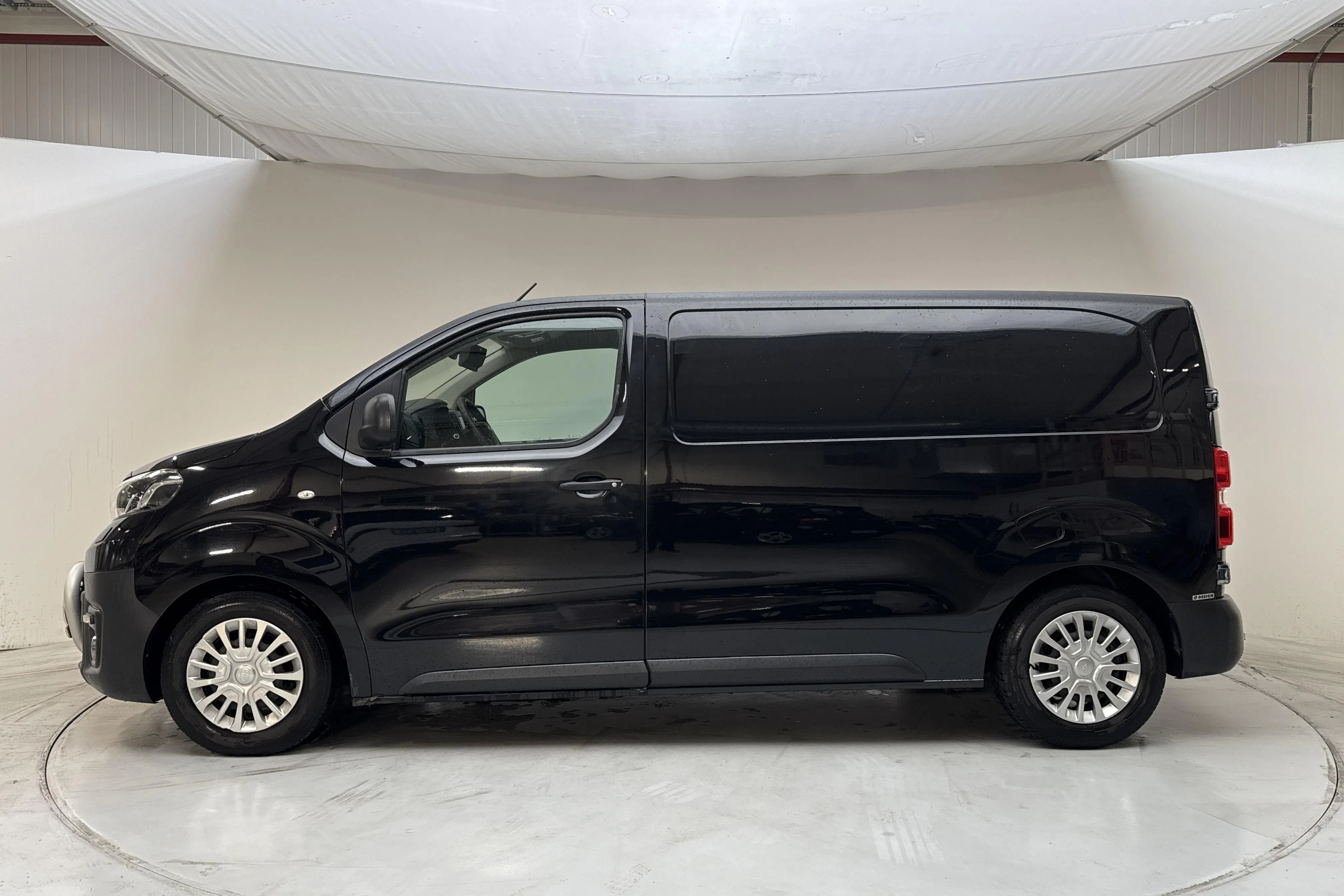 Presentationsfoto 2 av 11: Toyota PROACE 2.0D (177hk) - 19 585 mil - Automat - svart - 2017