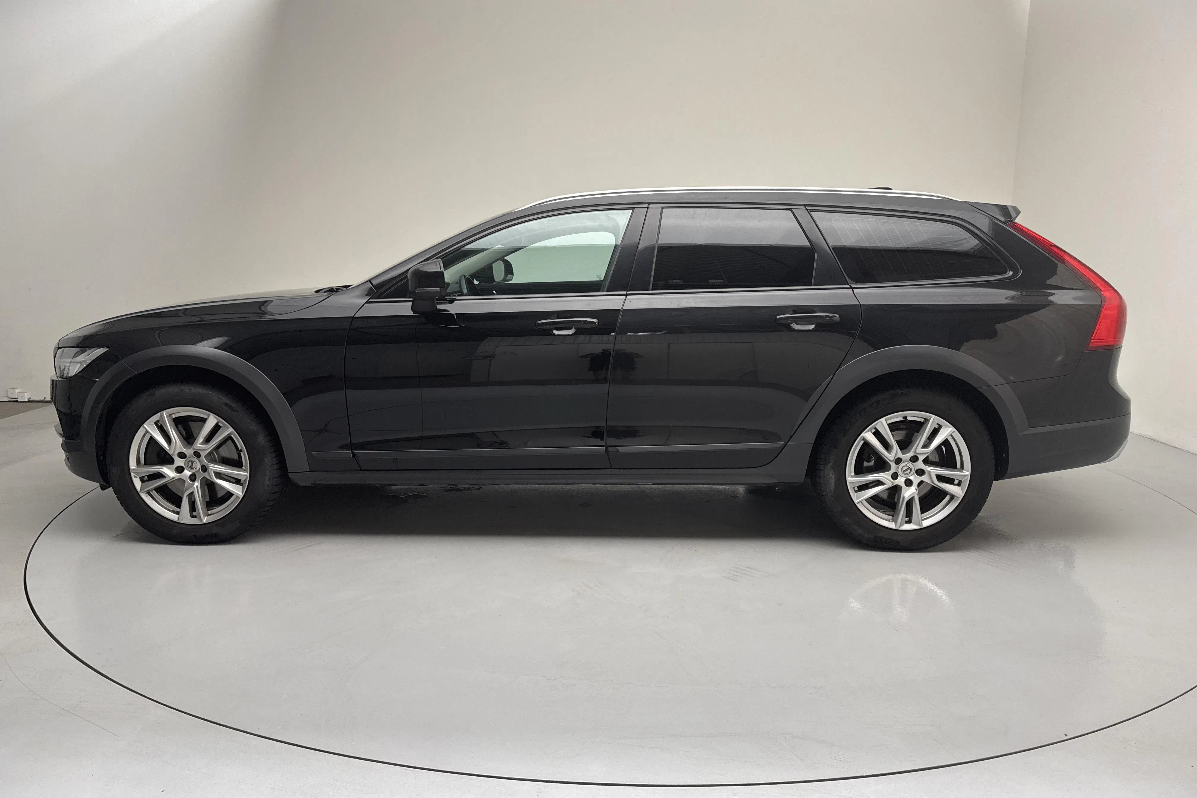 Presentationsfoto 2 av 13: Volvo V90 D4 Cross Country AWD (190hk) - 17 619 mil - Automat - svart - 2018