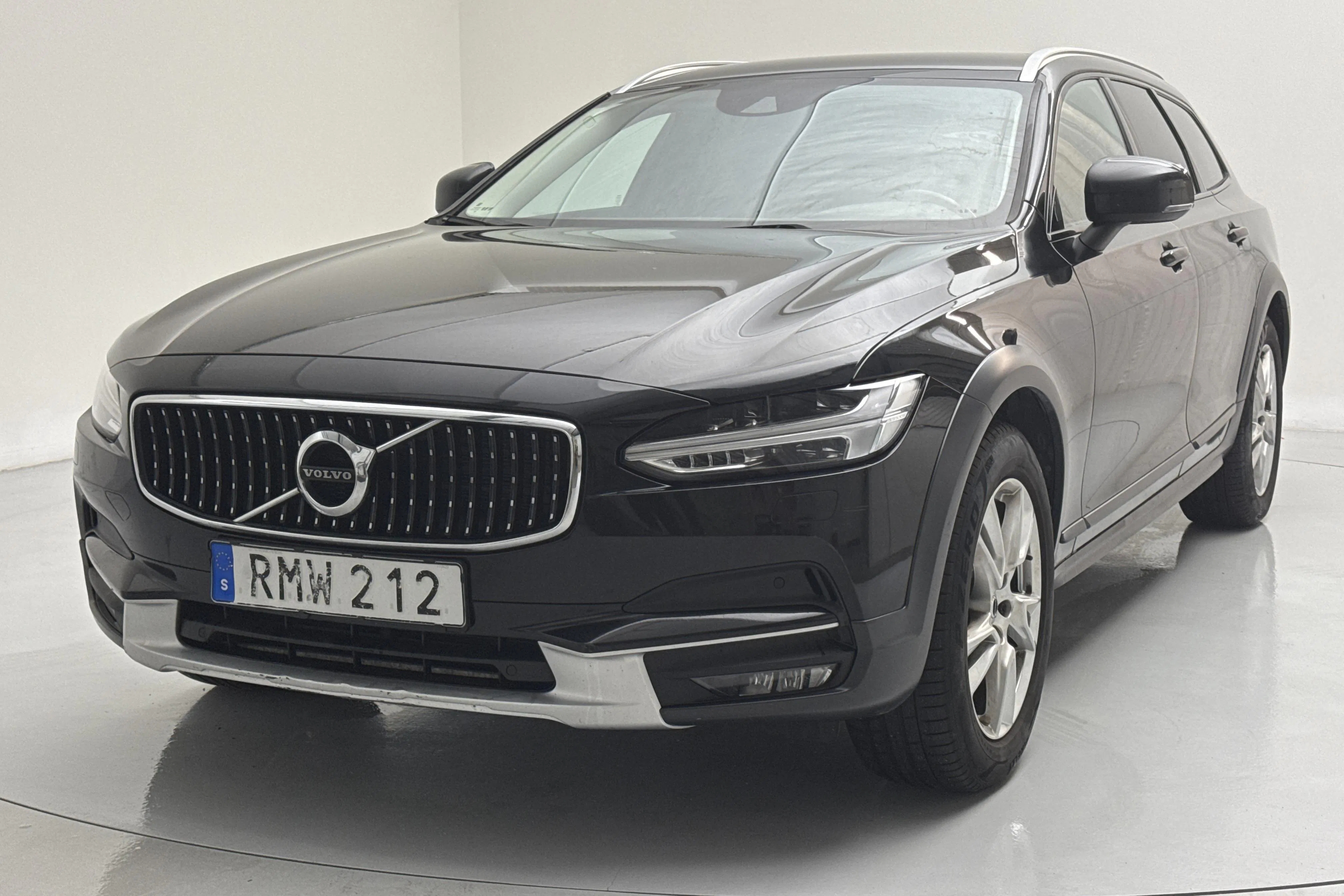 Presentationsfoto 1 av 13: Volvo V90 D4 Cross Country AWD (190hk) - 17 619 mil - Automat - svart - 2018
