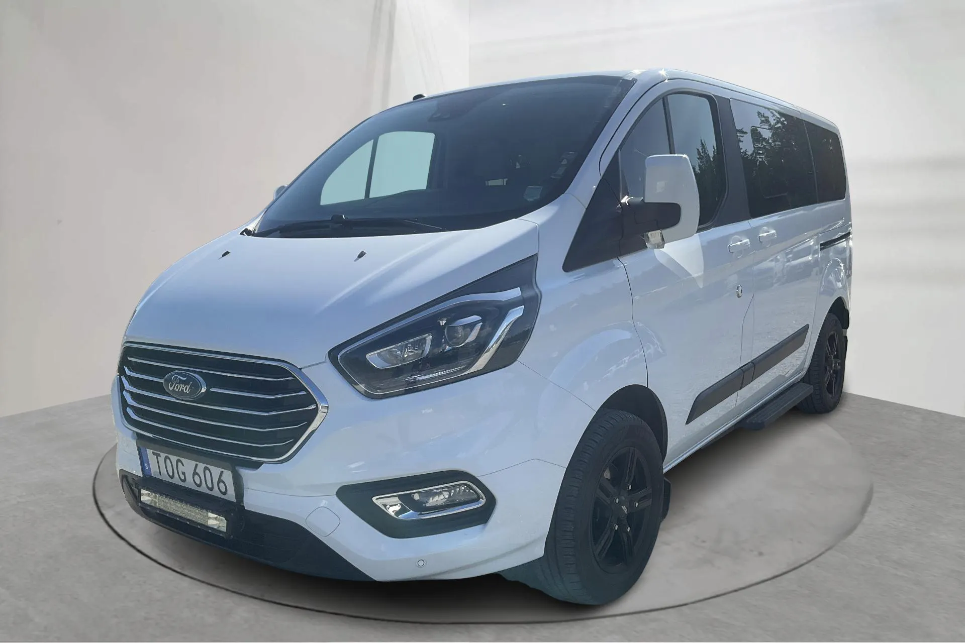 Presentationsfoto 1 av 19: Ford Transit Tourneo Custom 340 (130hk) - 1 919 mil - Automat - vit - 2019