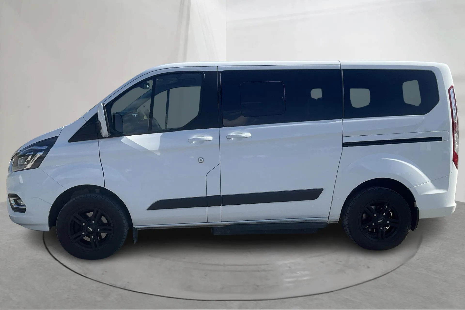 Presentationsfoto 2 av 19: Ford Transit Tourneo Custom 340 (130hk) - 1 919 mil - Automat - vit - 2019