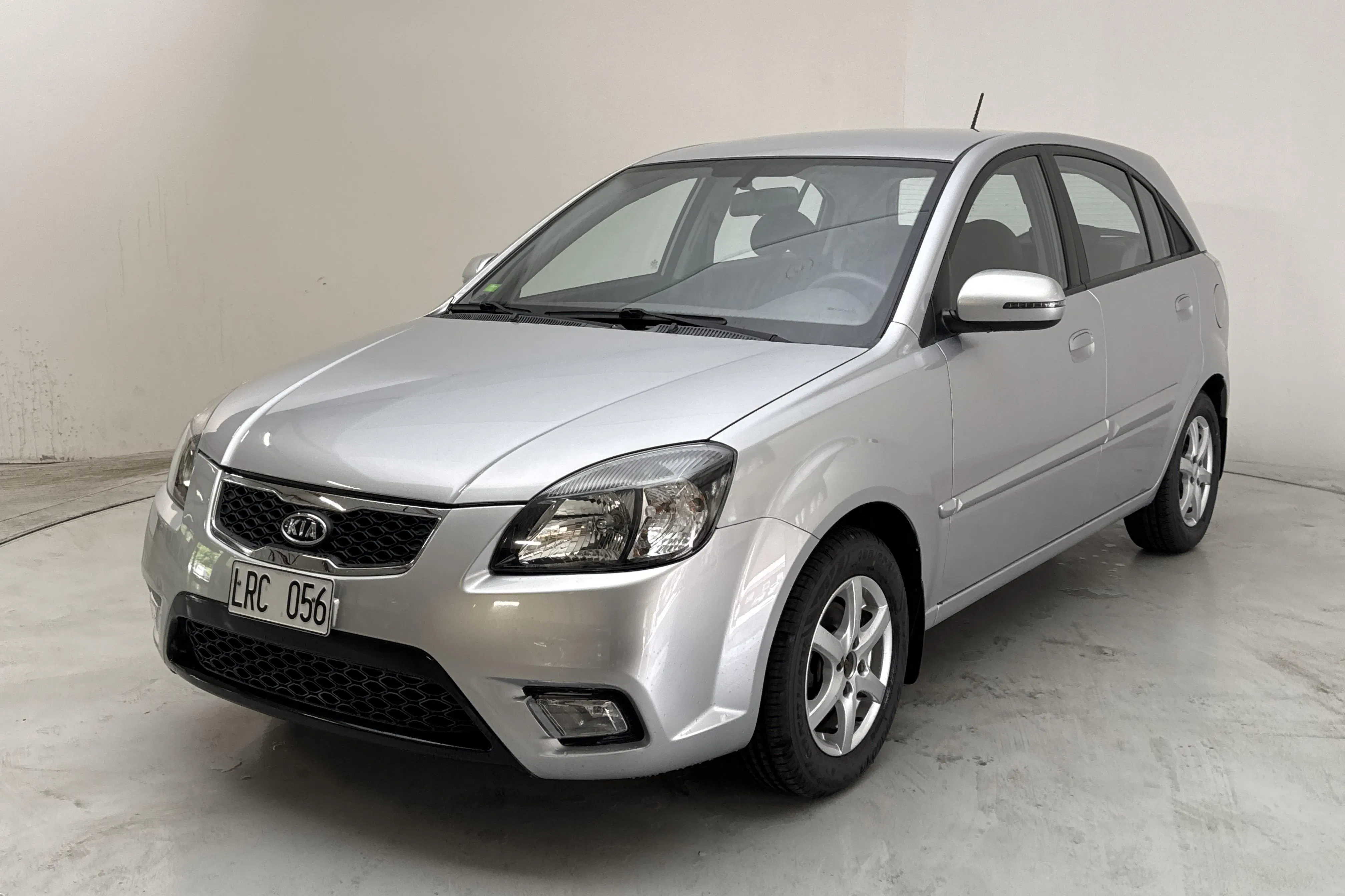 Presentationsfoto 1 av 13: KIA Rio 1.4 (97hk) - 2 481 mil - Manuell - silver - 2011