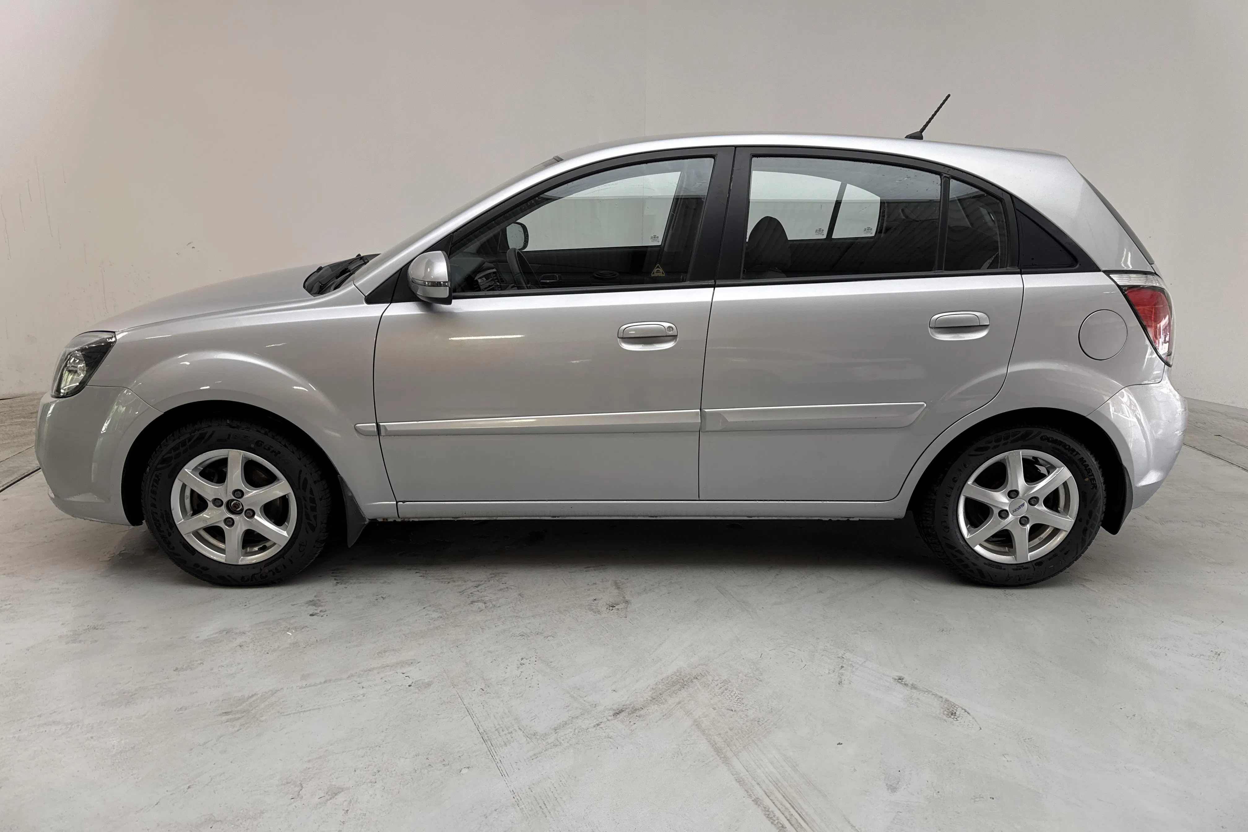 Presentationsfoto 2 av 13: KIA Rio 1.4 (97hk) - 2 481 mil - Manuell - silver - 2011