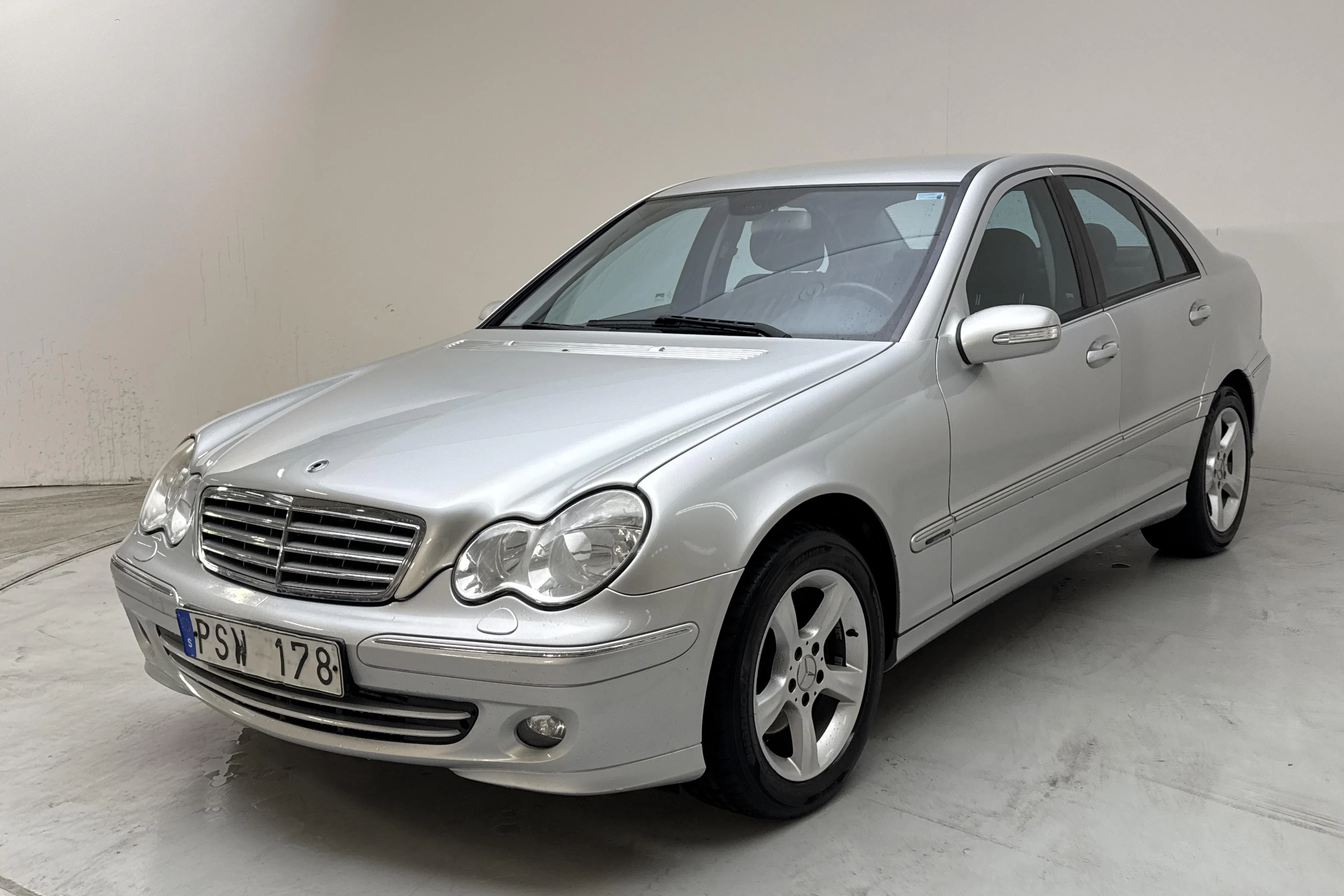 Presentation photo 1 of 12: Mercedes C 220 CDI W203 (150hk) - 181 790 km - Automatic - silver - 2006