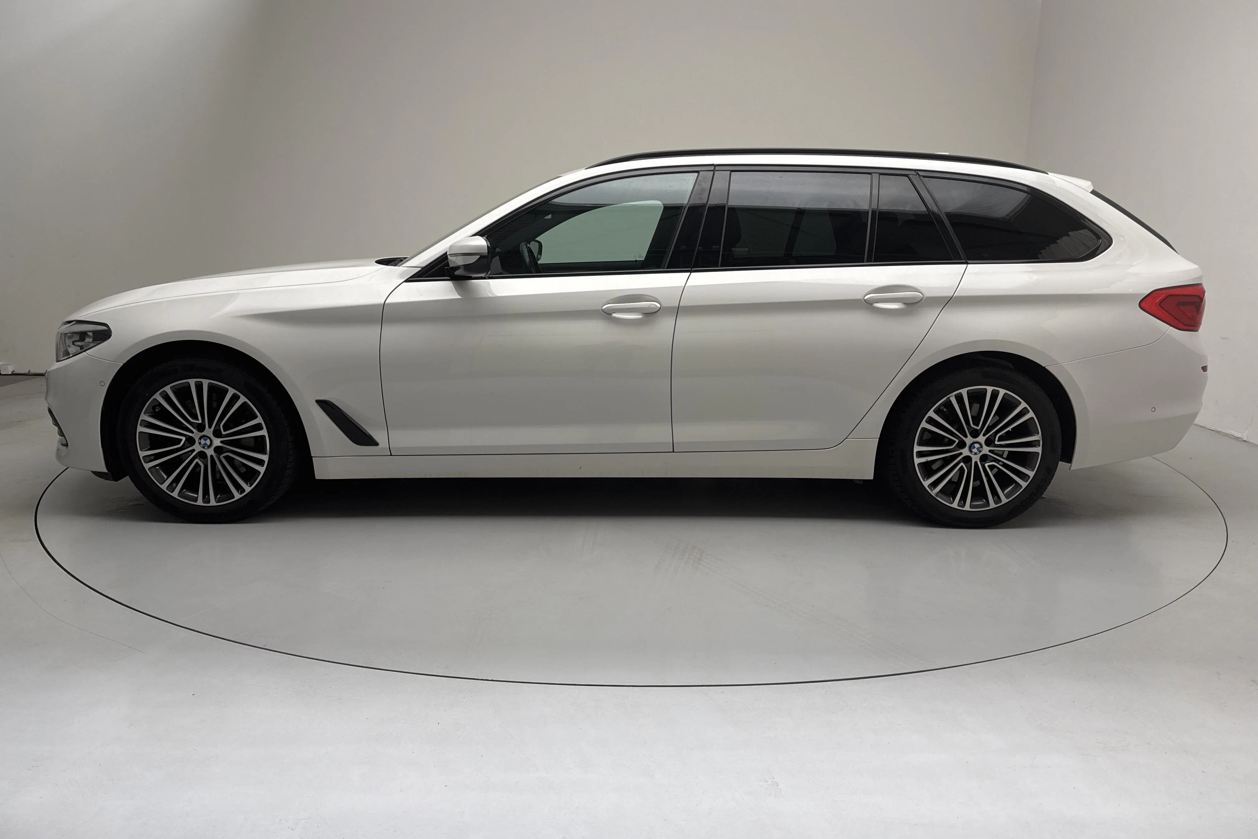 Presentationsfoto 2 av 15: BMW 530i xDrive Touring, G31 (252hk) - 12 524 mil - Automat - vit - 2019