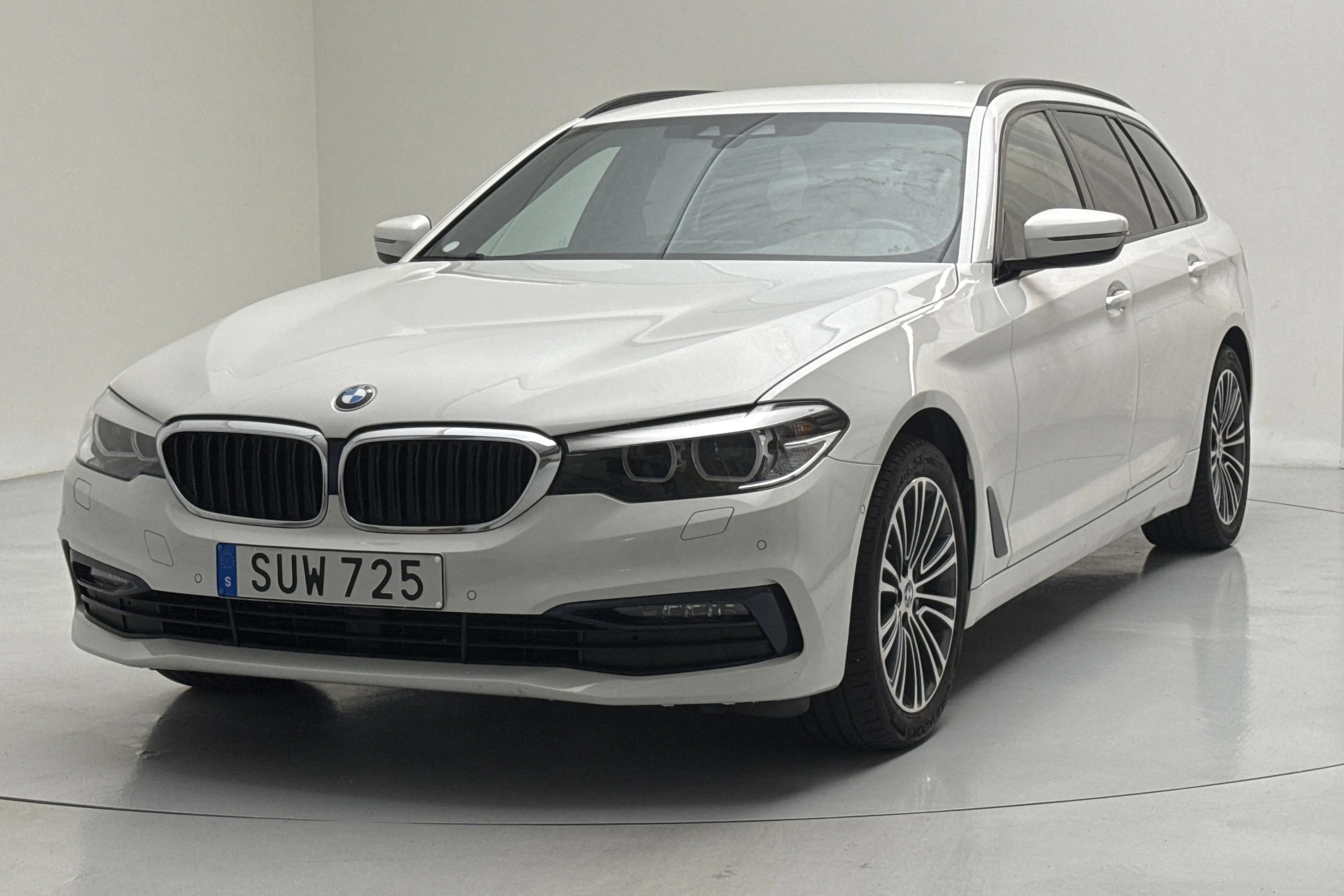 Presentationsfoto 1 av 15: BMW 530i xDrive Touring, G31 (252hk) - 12 524 mil - Automat - vit - 2019
